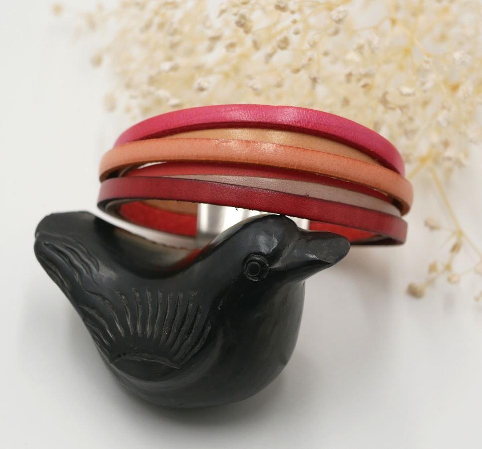 Pulseira feminina multi-couro em punho vermelho, pêssego, coral, bege