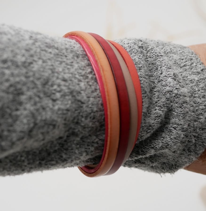 Pulseira feminina multi-couro em punho vermelho, pêssego, coral, bege