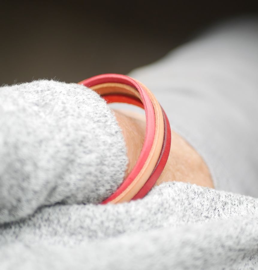 Pulseira feminina multi-couro em punho vermelho, pêssego, coral, bege