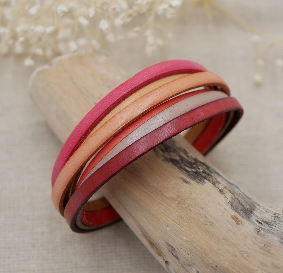 Pulseira feminina multi-couro em punho vermelho, pêssego, coral, bege