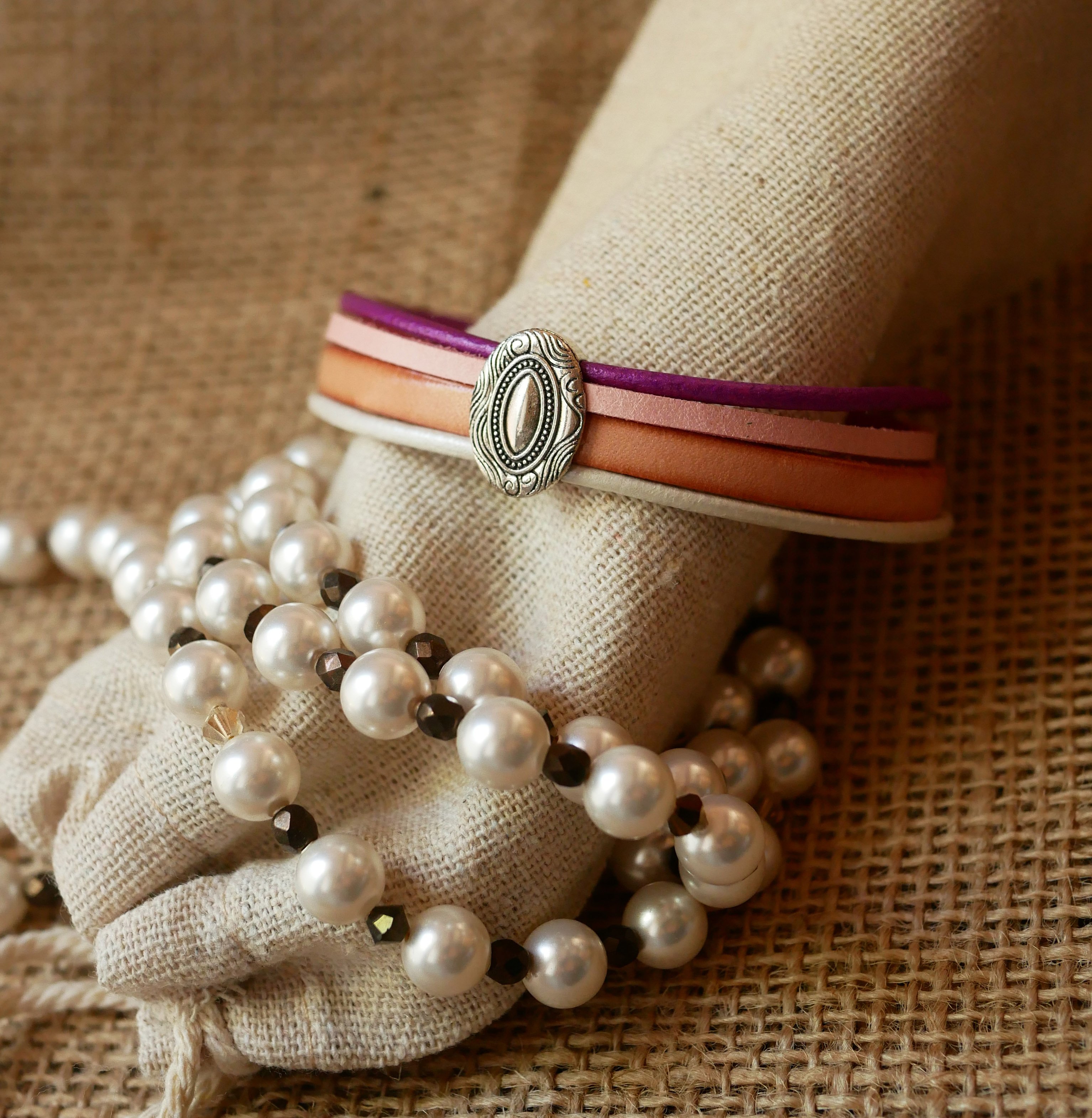 Pulseira feminina com medalha de prata e 4 peles em tons pastel 