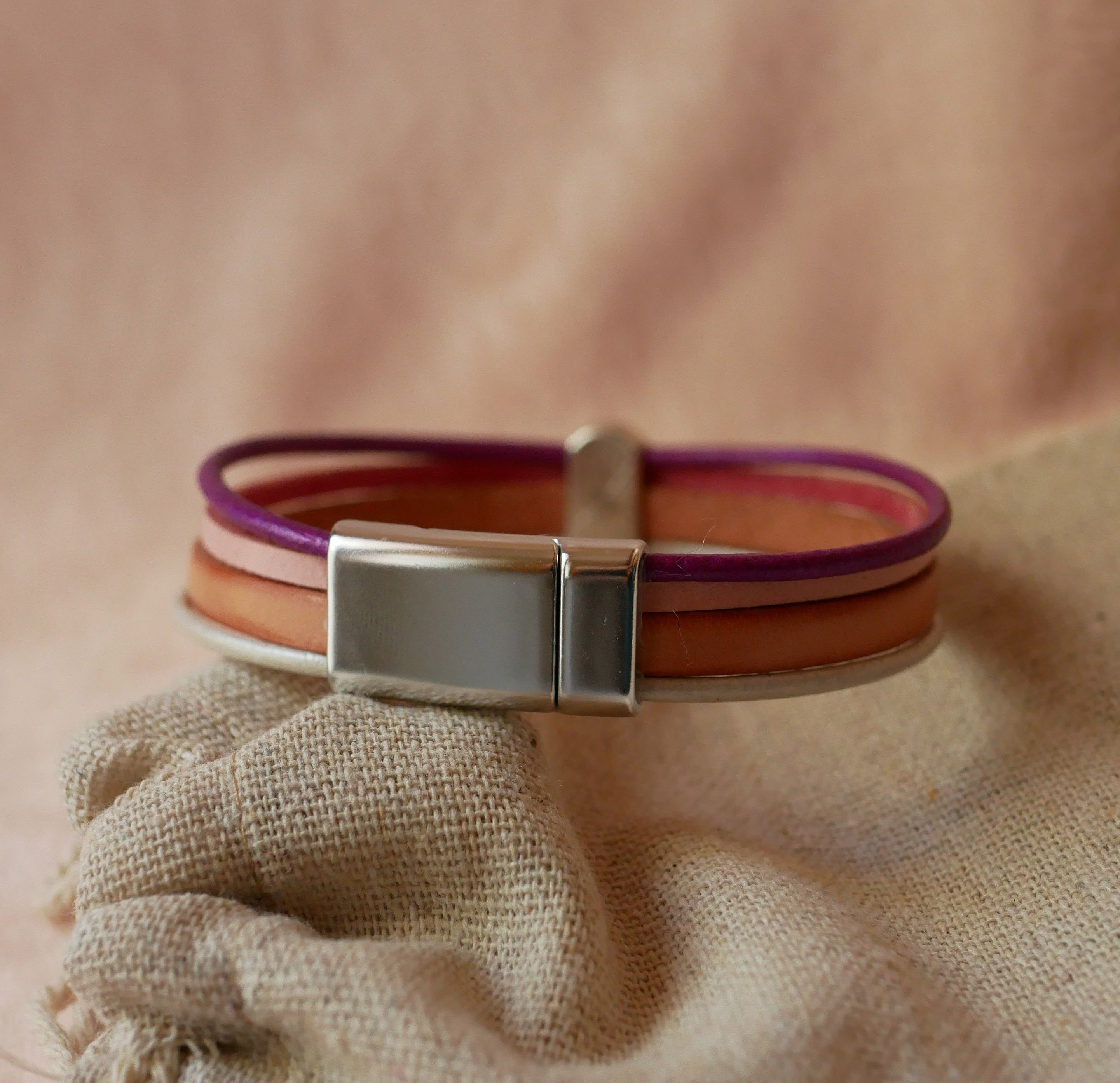 Pulseira feminina com medalha de prata e 4 peles em tons pastel 
