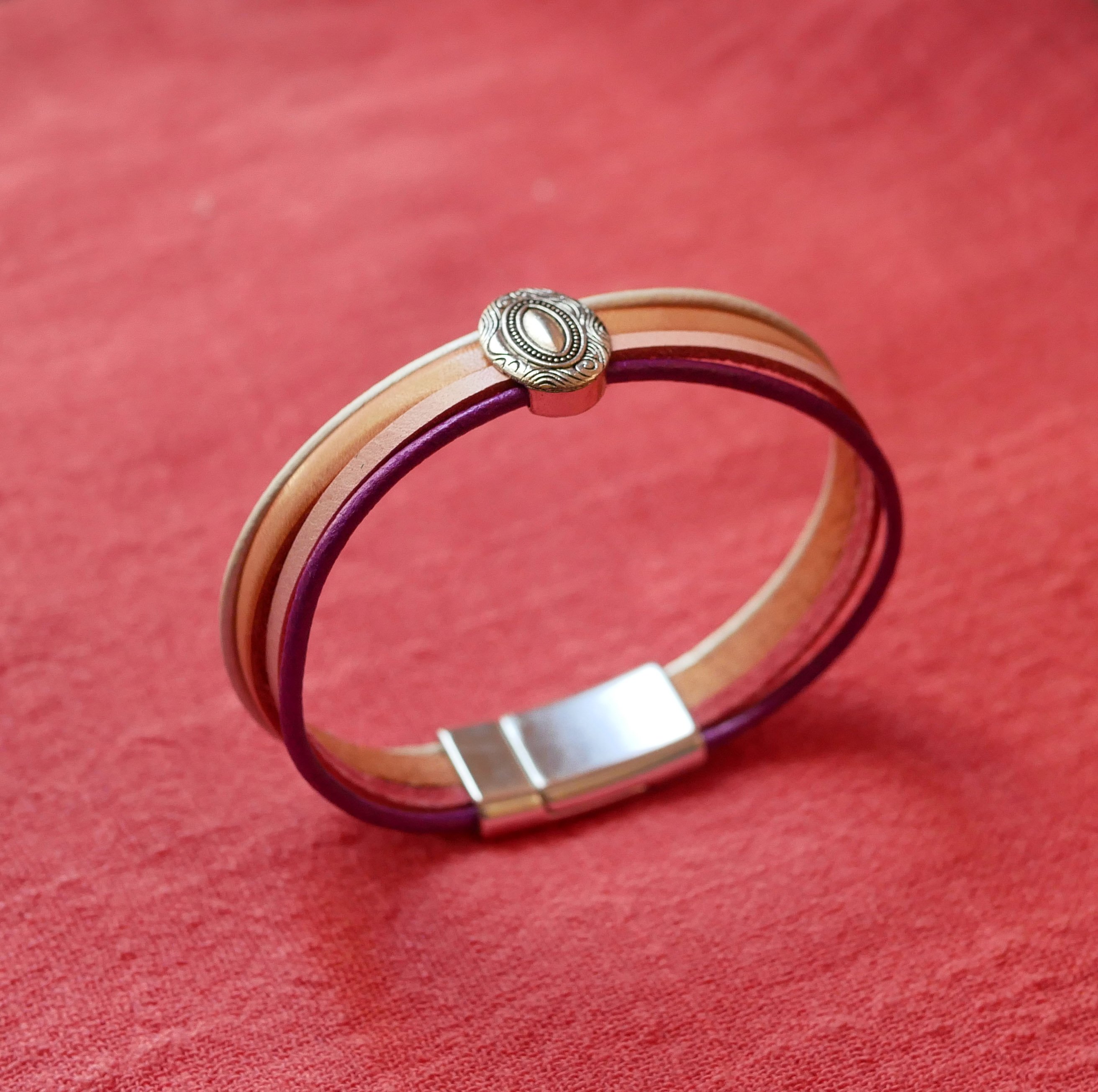 Pulseira feminina com medalha de prata e 4 peles em tons pastel 