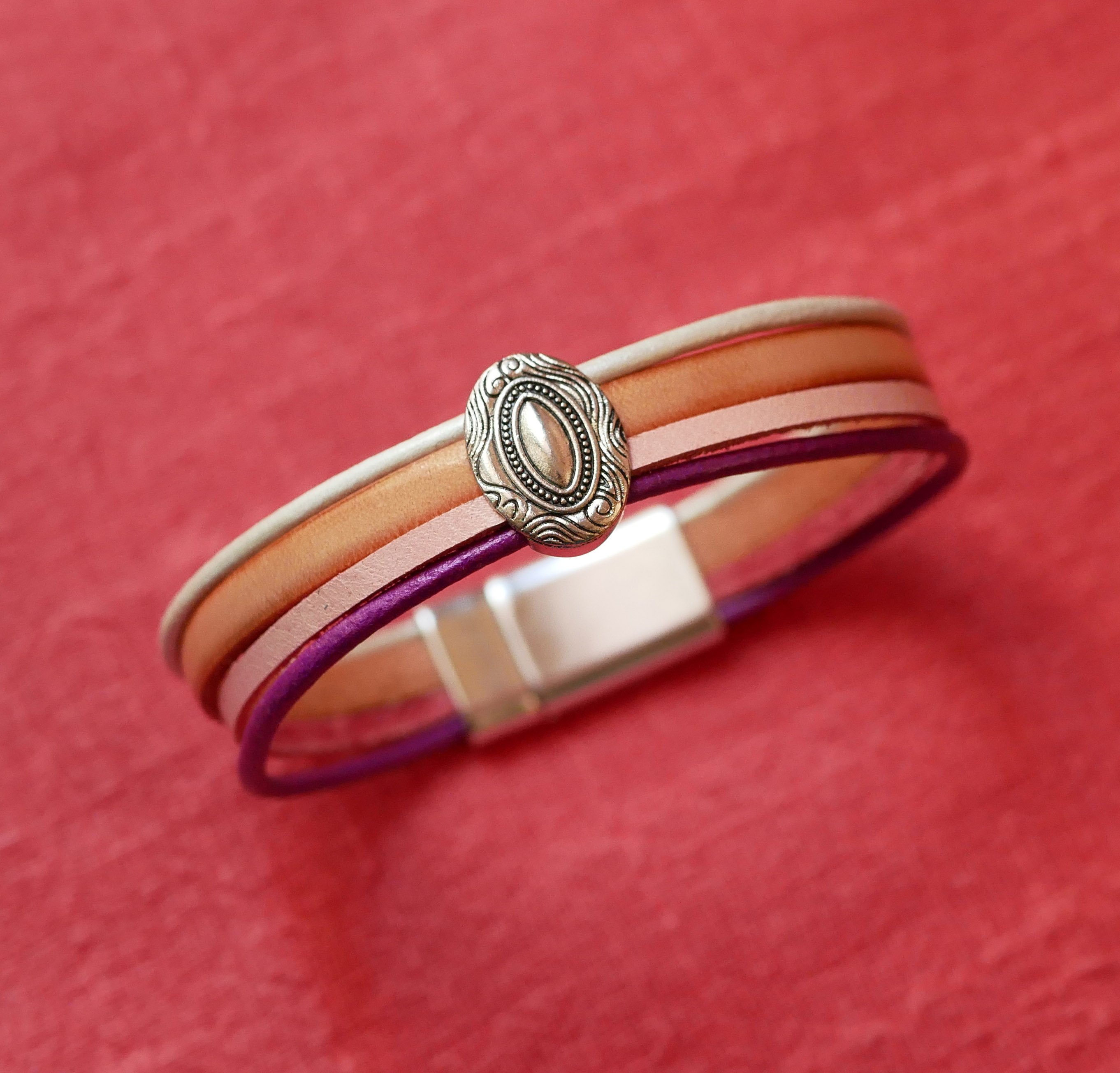 Pulseira feminina com medalha de prata e 4 peles em tons pastel 