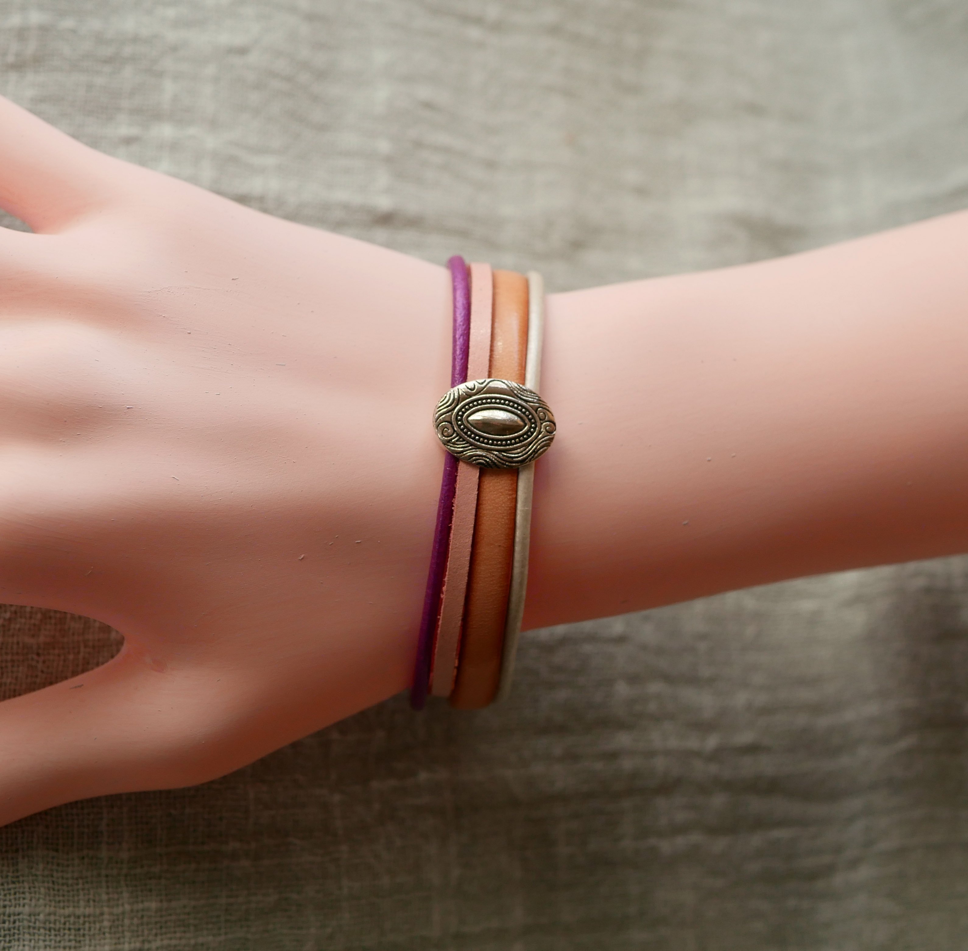 Pulseira feminina com medalha de prata e 4 peles em tons pastel 