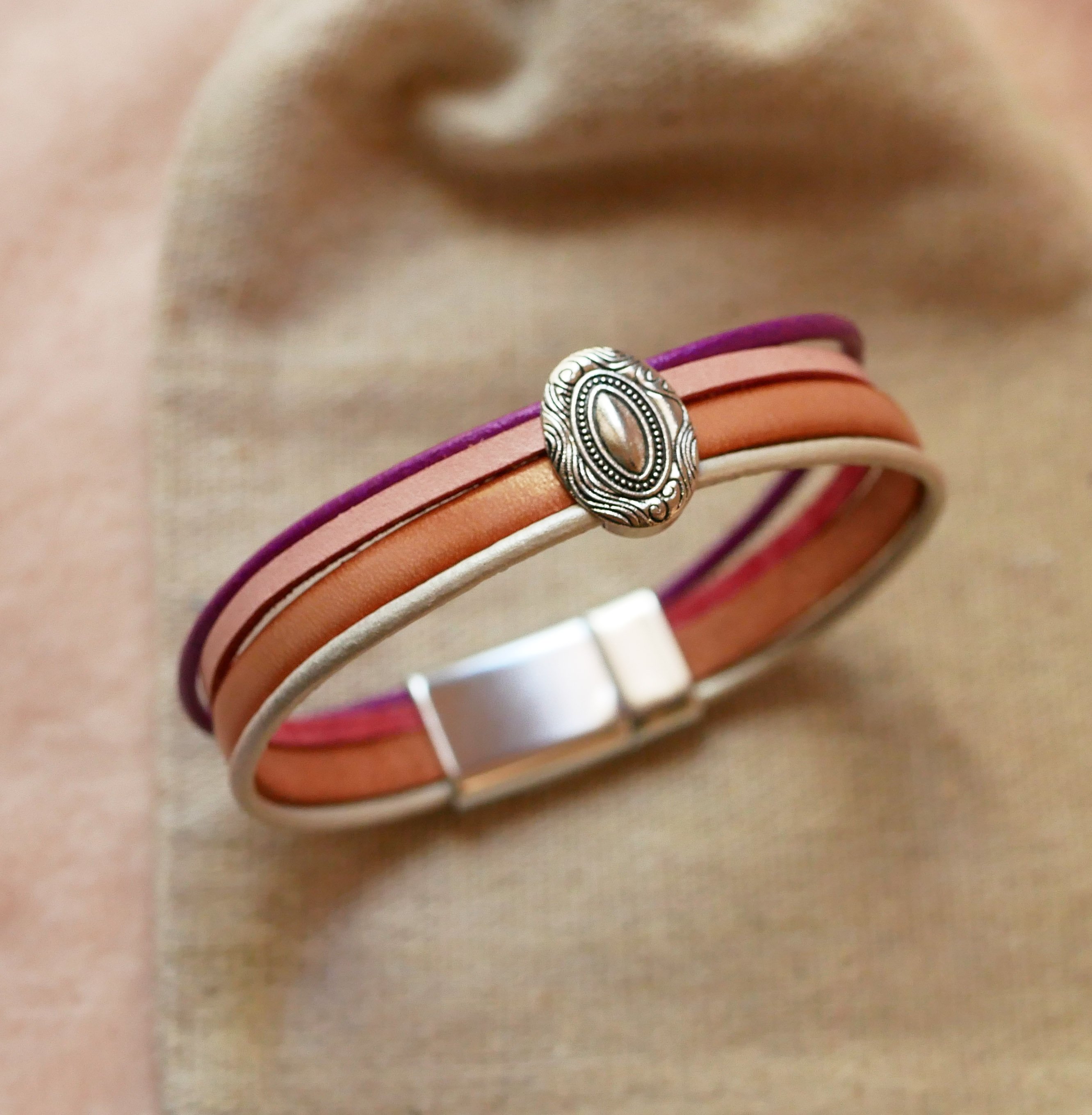 Pulseira feminina com medalha de prata e 4 peles em tons pastel 