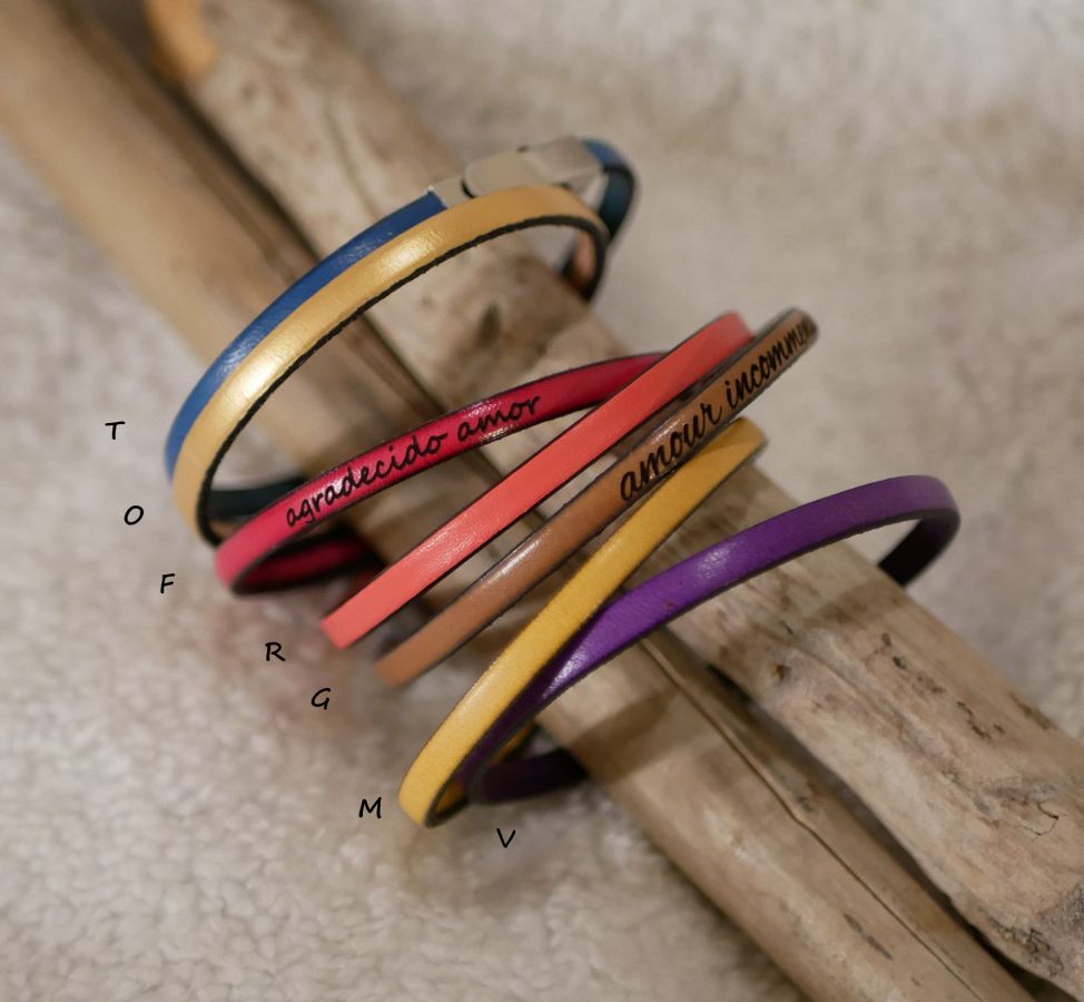 Pulseira de couro fino personalizável para mulheres 