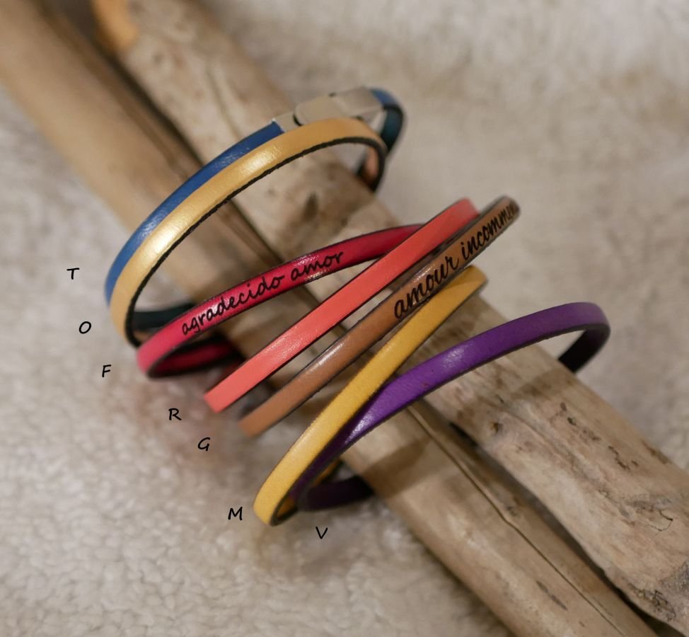 Pulseira de couro fino personalizável para mulheres 