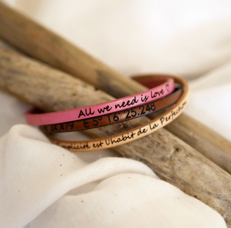 Pulseira de couro fino personalizável para mulheres 