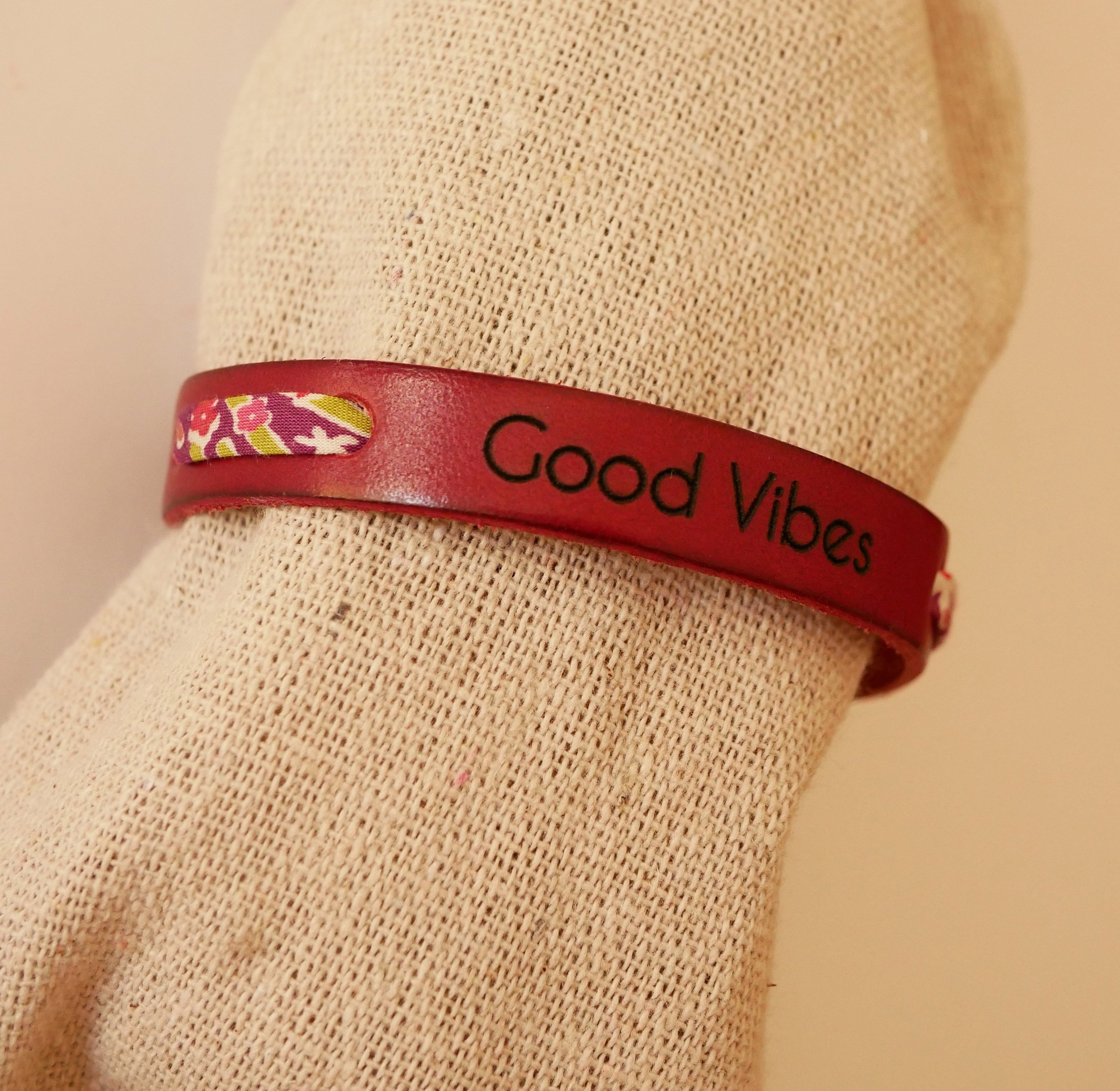 Florâme Pulseira Good vibes gravada com fita liberty roxa em pele vermelha