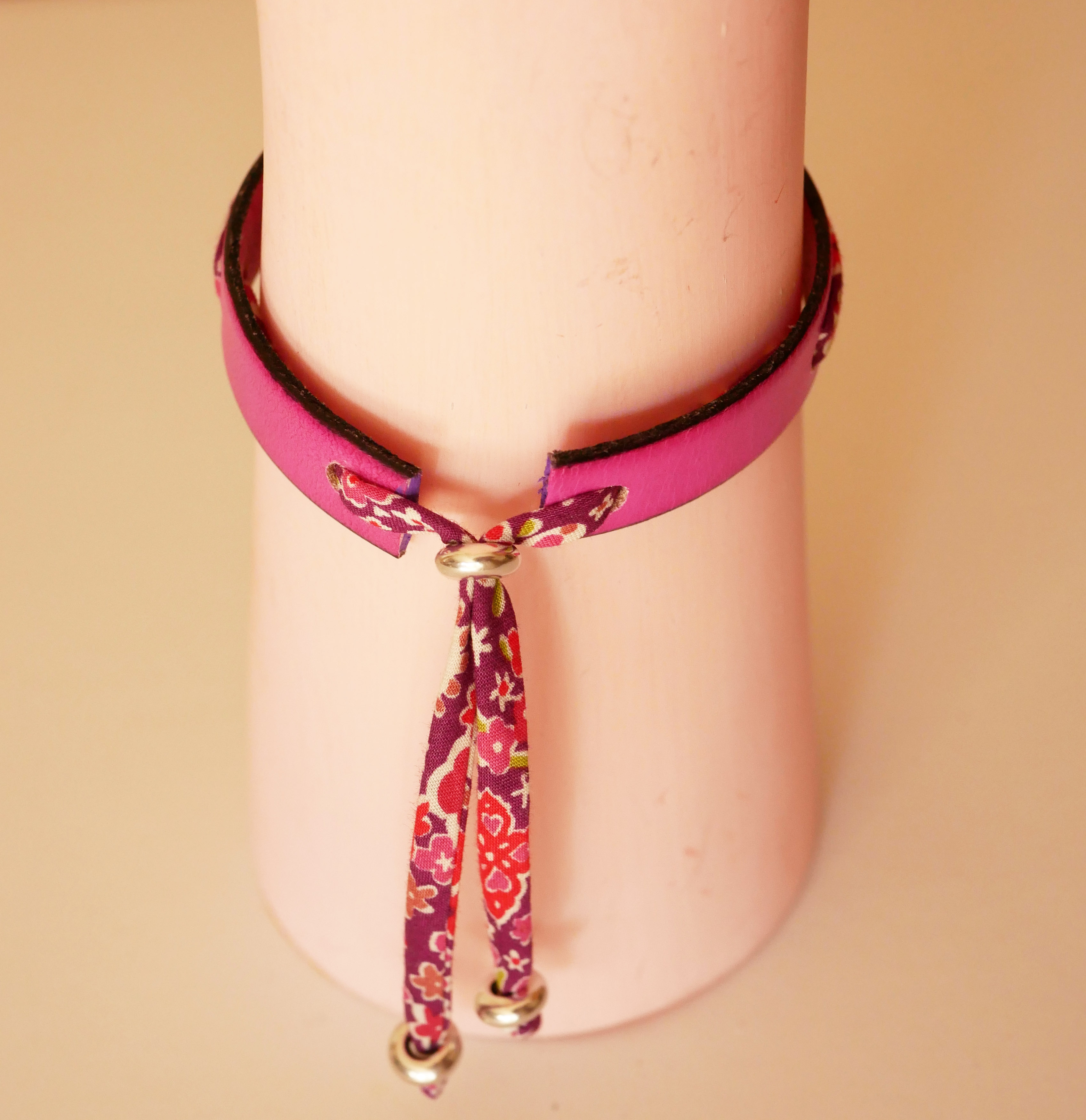 Pulseira Flex &amp; Chill gravada Florâme com fita liberty floral em pele fúcsia