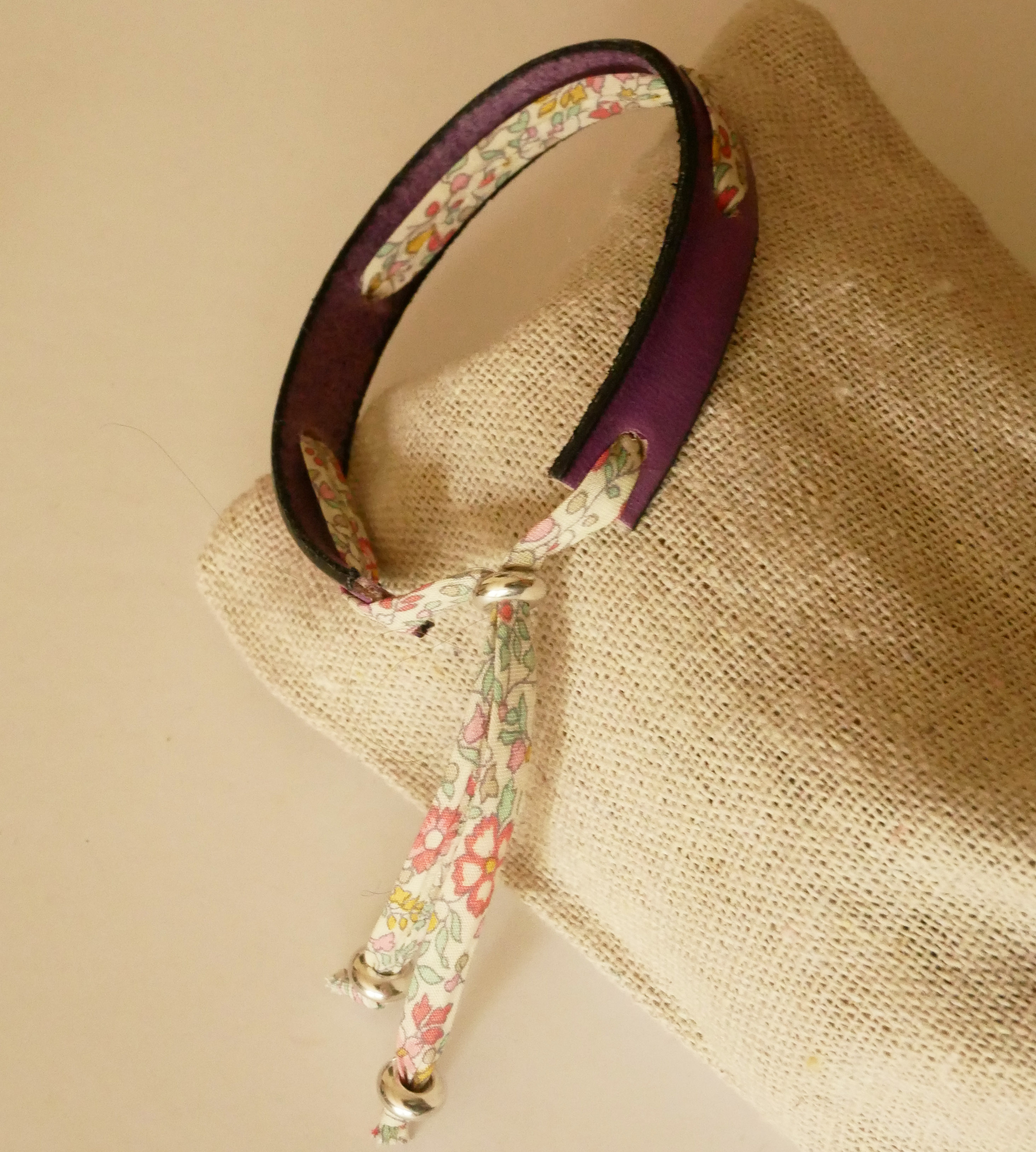 Pulseira Florâme "Brille" gravada com fita liberty em tons pastel sobre pele roxa