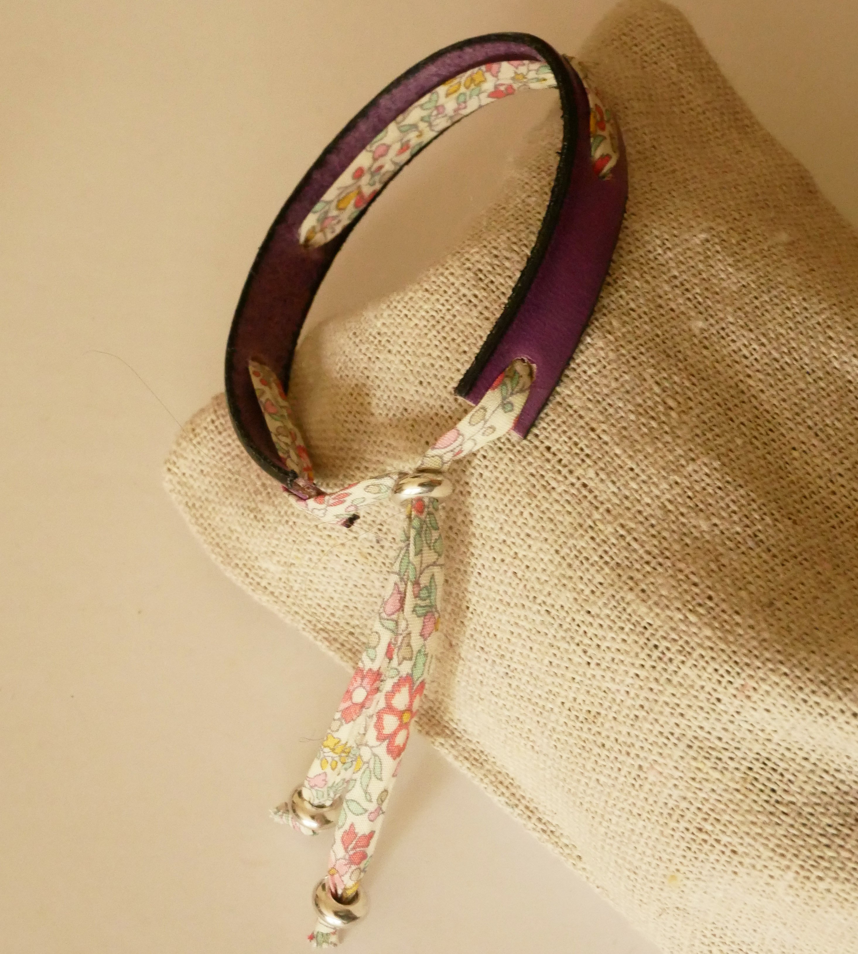 Pulseira Florâme "Brille" gravada com fita liberty em tons pastel sobre pele roxa