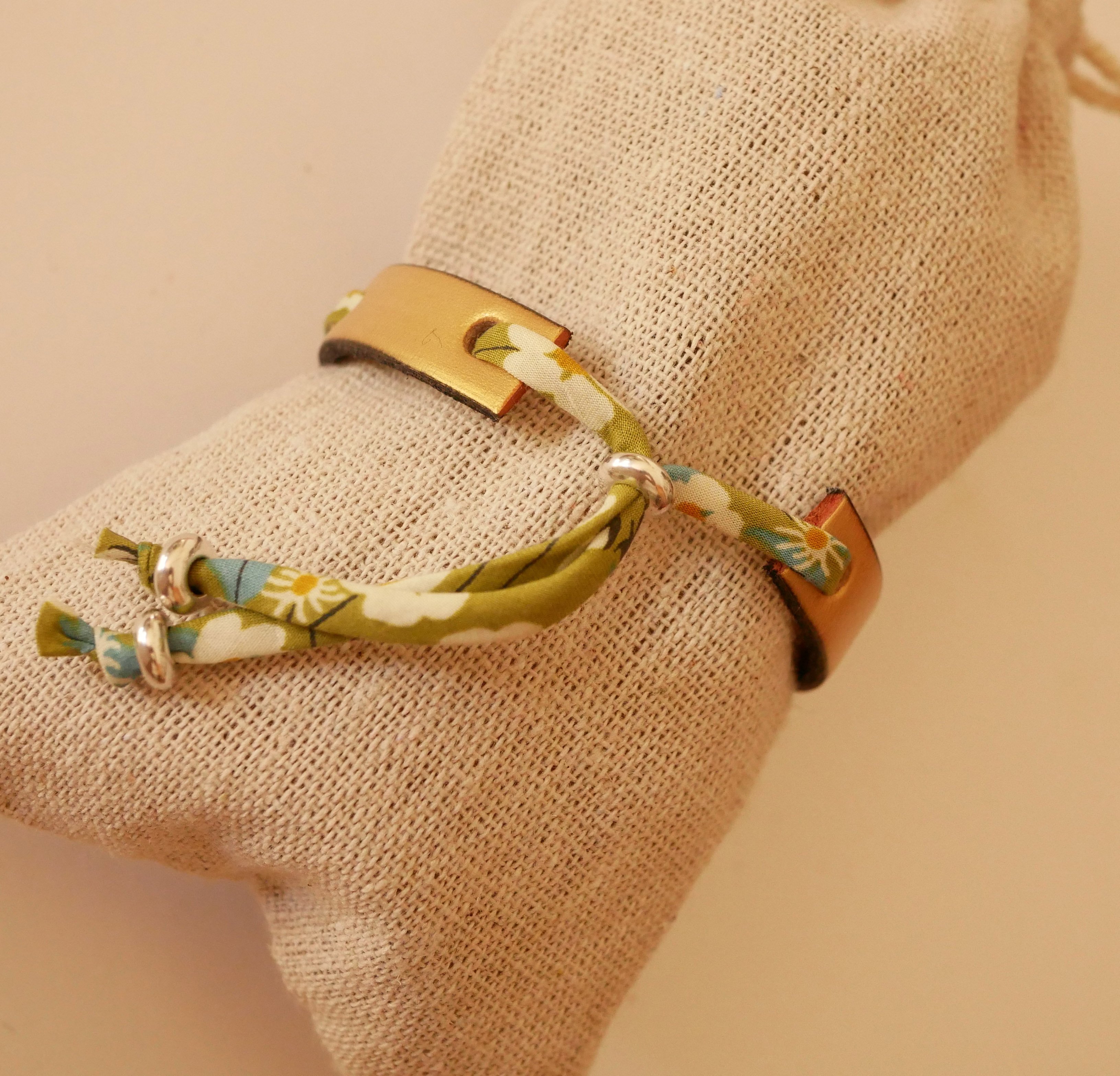 Pulseira Flor&acirc;me gravada ImParfaite com fita liberty verde clara em pele dourada 