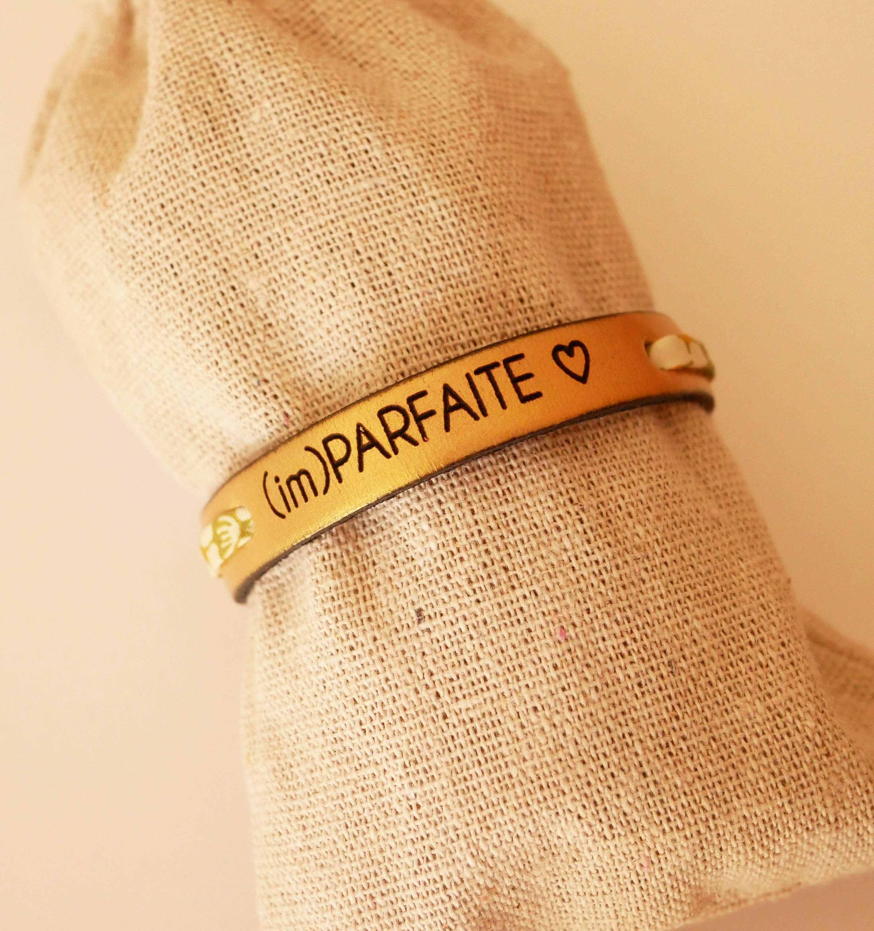 Pulseira Flor&acirc;me gravada ImParfaite com fita liberty verde clara em pele dourada 