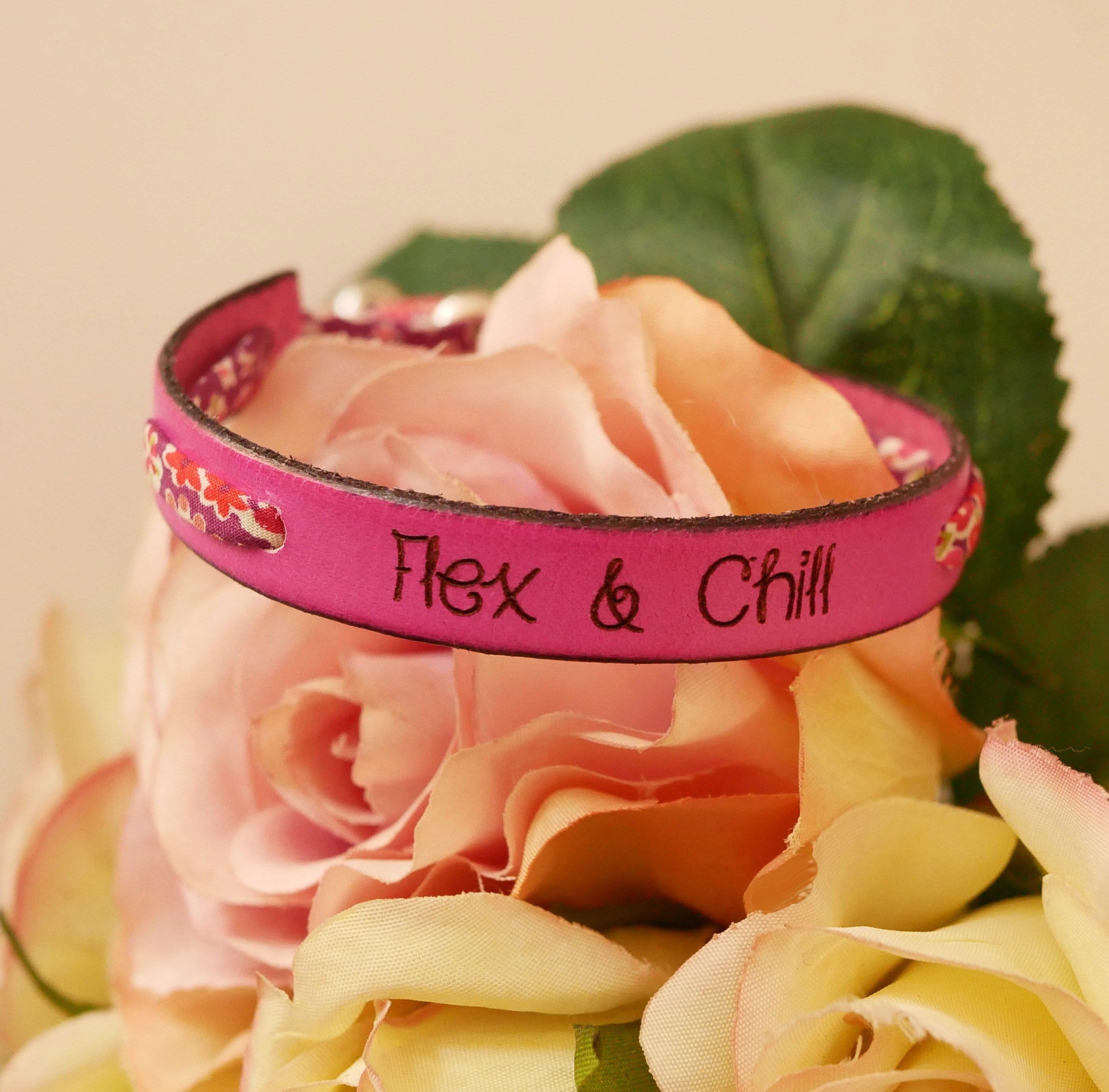 Pulseira Flex &amp; Chill gravada Florâme com fita liberty floral em pele fúcsia