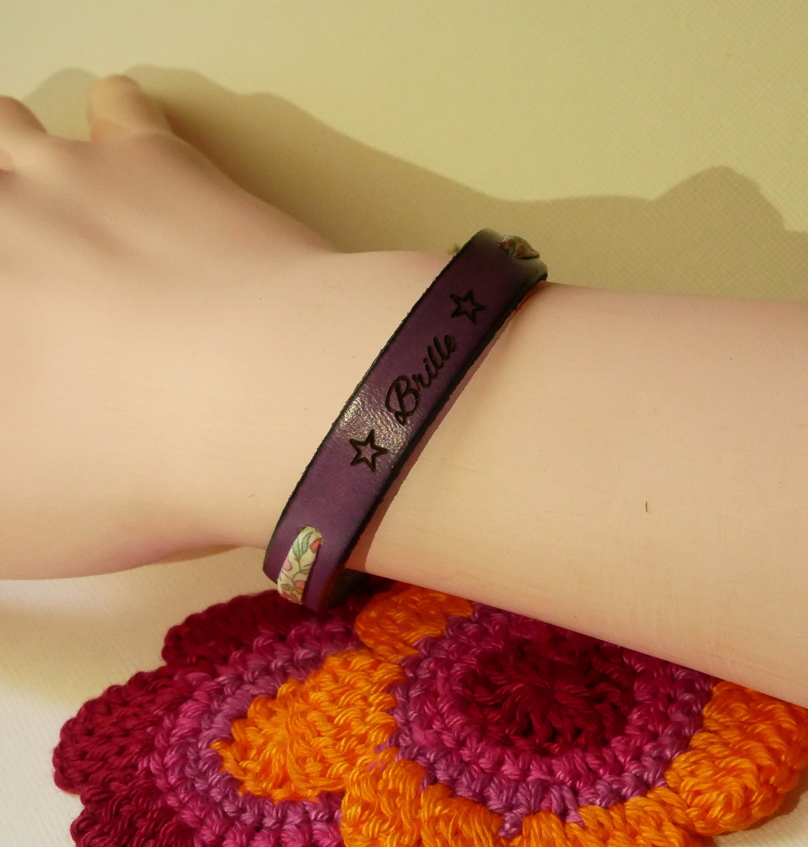 Pulseira Flor&acirc;me "Brille" gravada com fita liberty em tons pastel sobre pele roxa