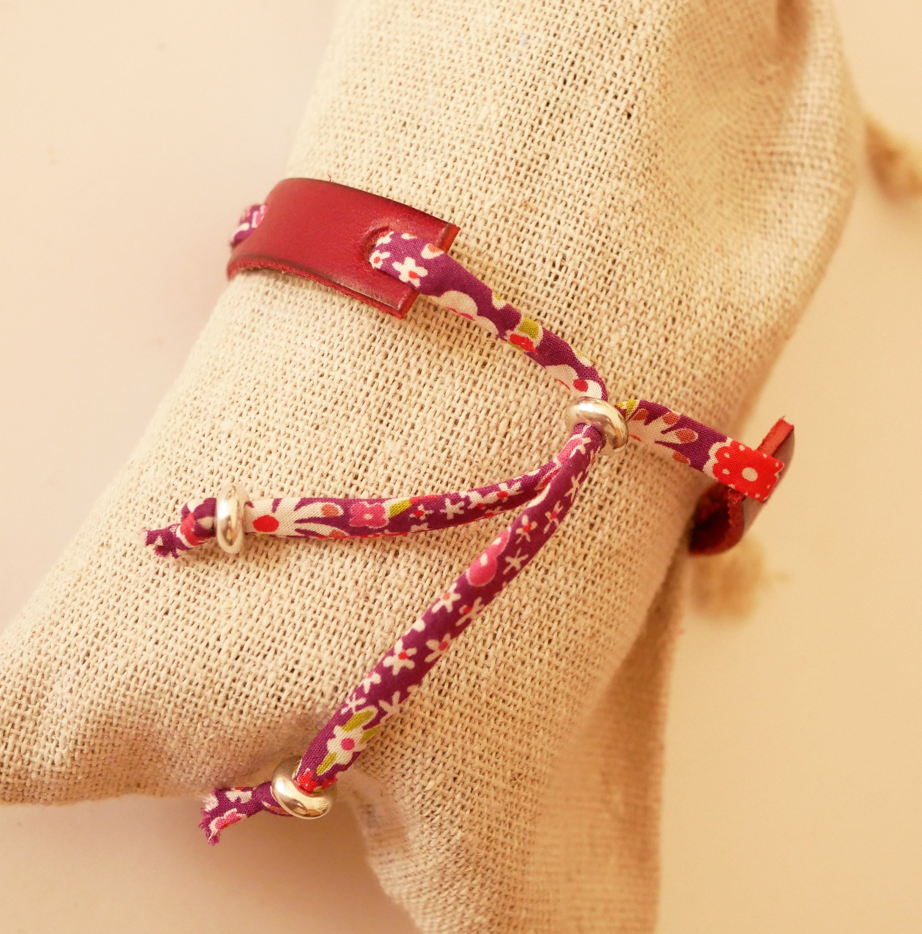 Florâme Pulseira Good vibes gravada com fita liberty roxa em pele vermelha