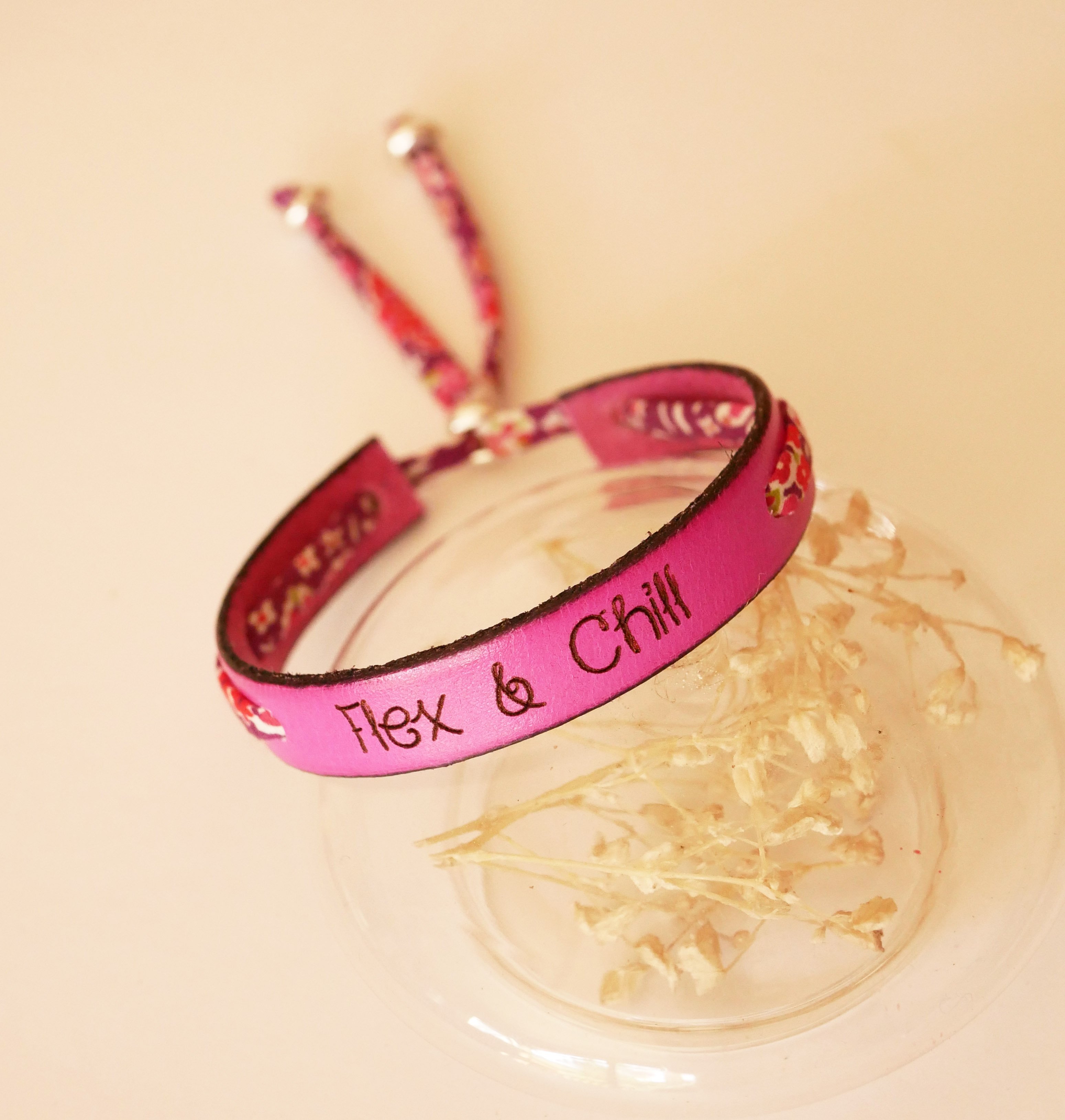 Pulseira Flex &amp; Chill gravada Florâme com fita liberty floral em pele fúcsia
