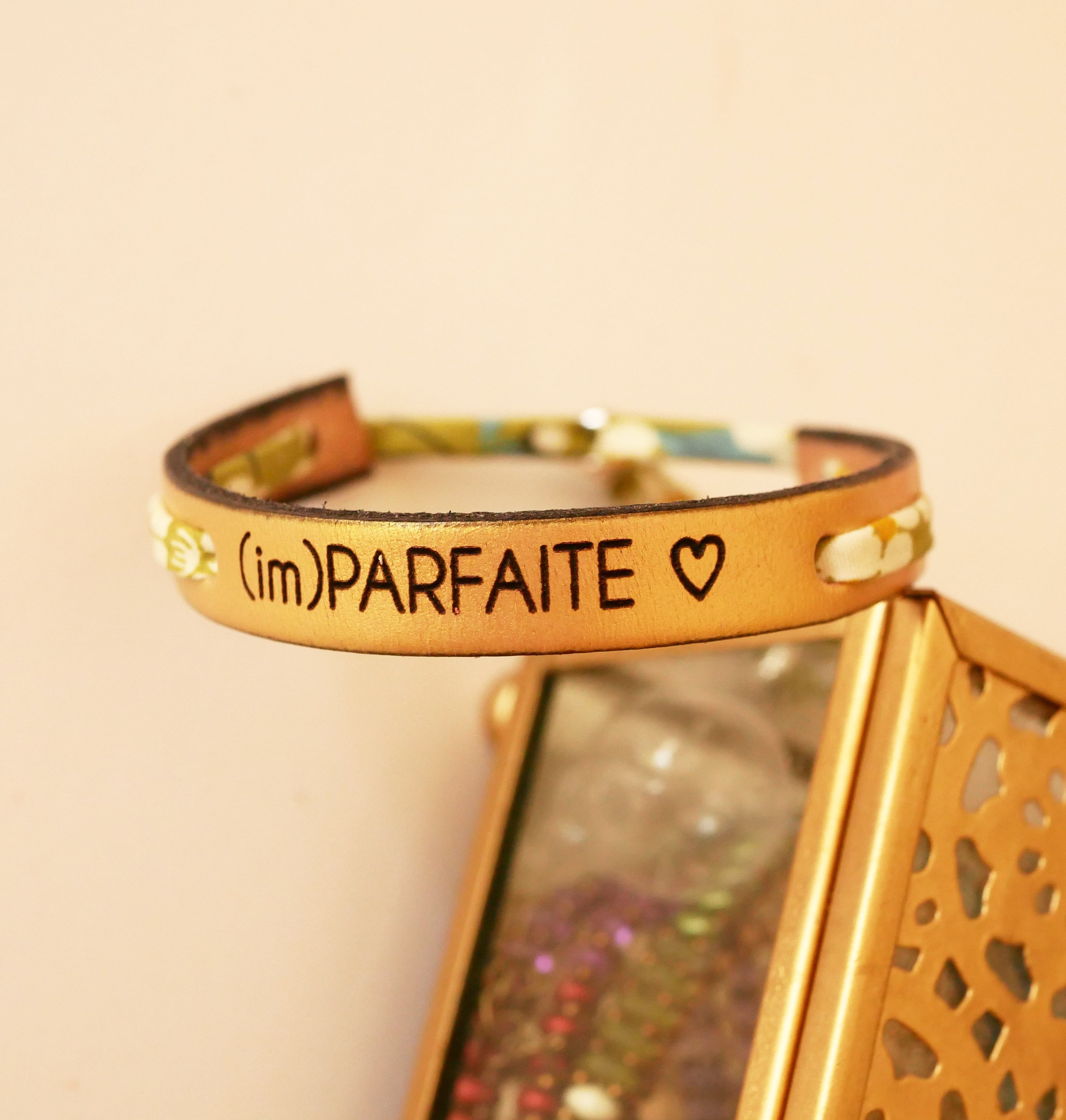 Pulseira Florâme gravada ImParfaite com fita liberty verde clara em pele dourada 
