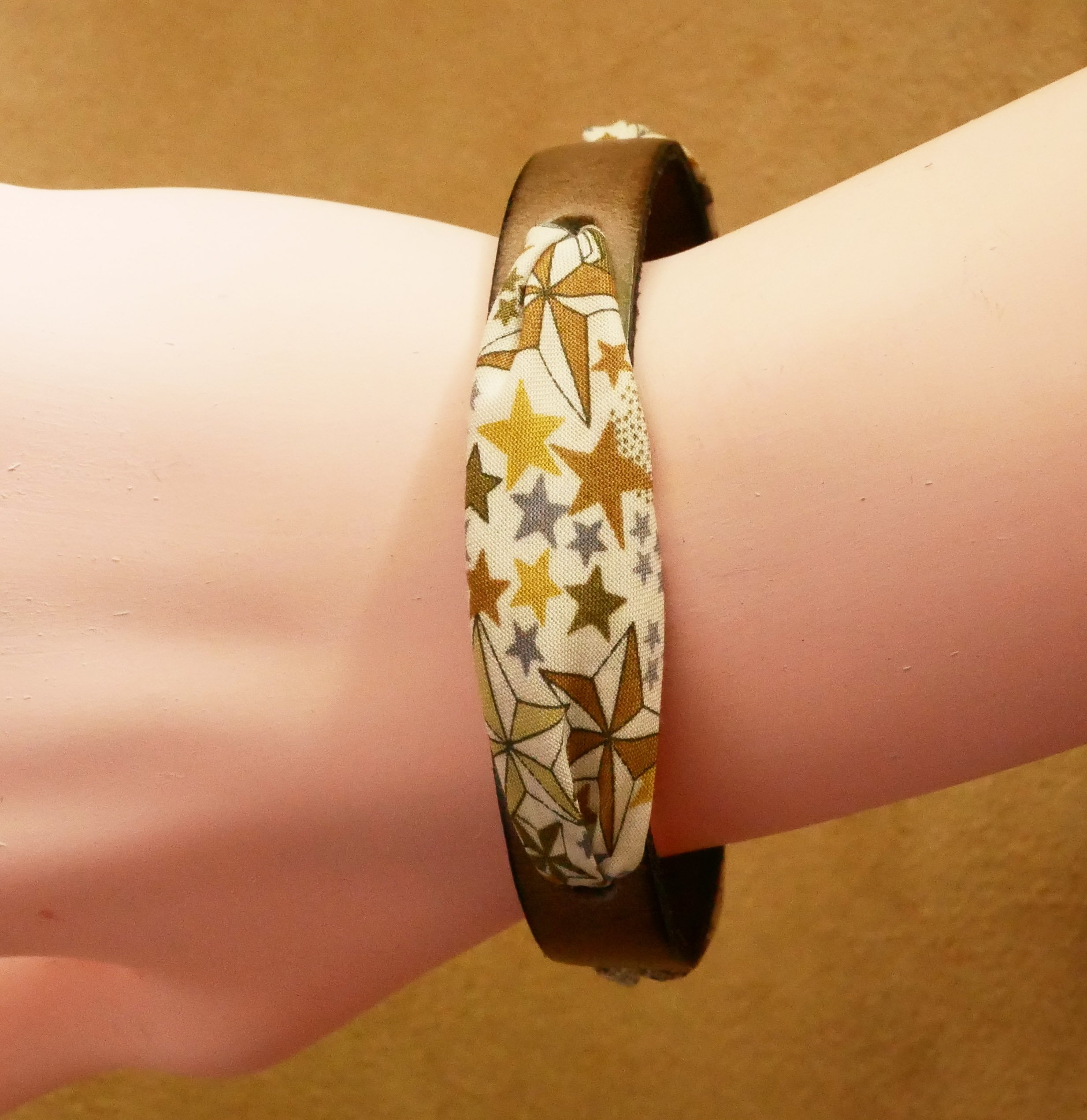 Pulseira Florâme personalizada com fita liberty e a sua escolha de pele
