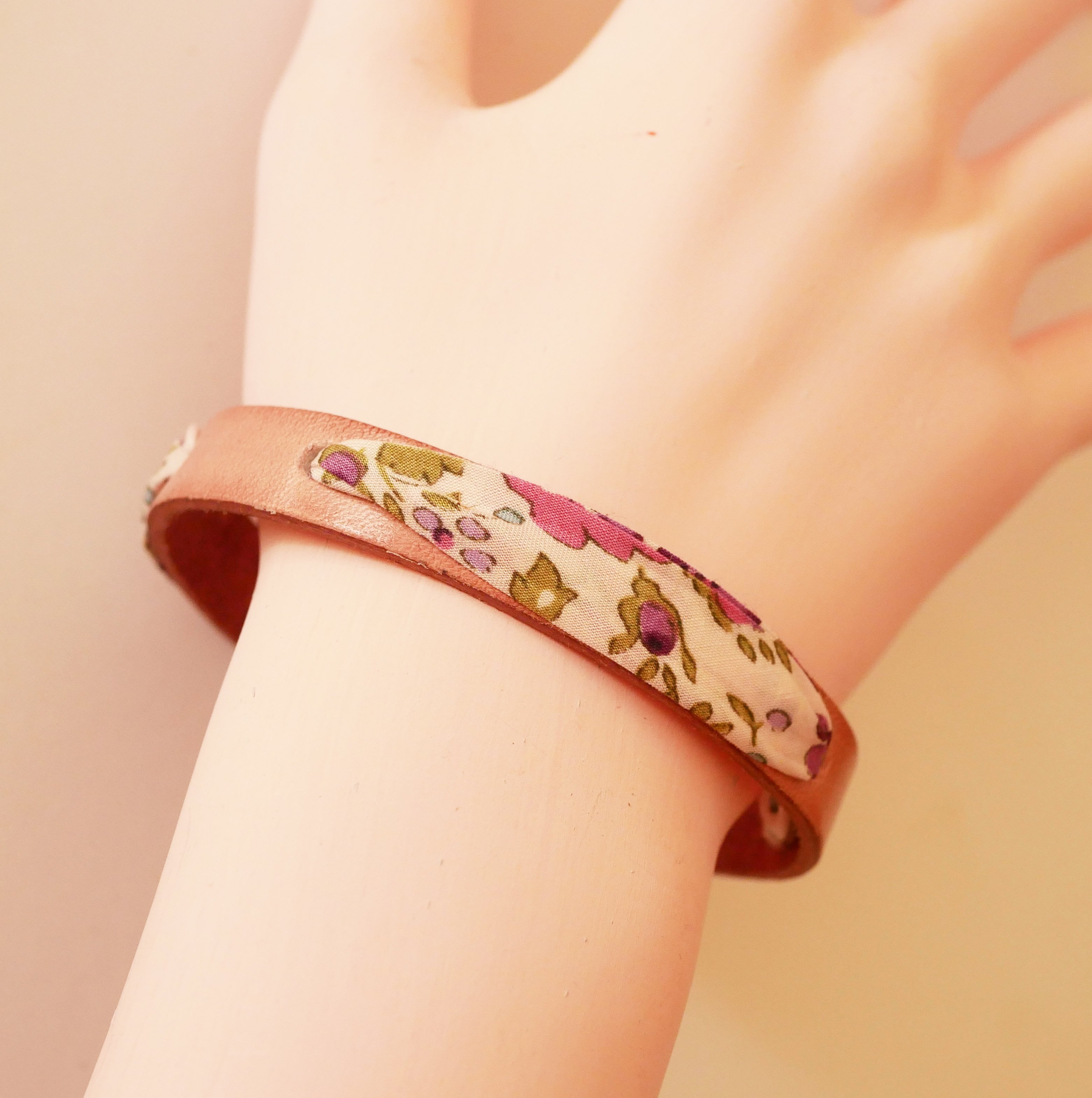 Pulseira Florâme personalizada com fita liberty e a sua escolha de pele
