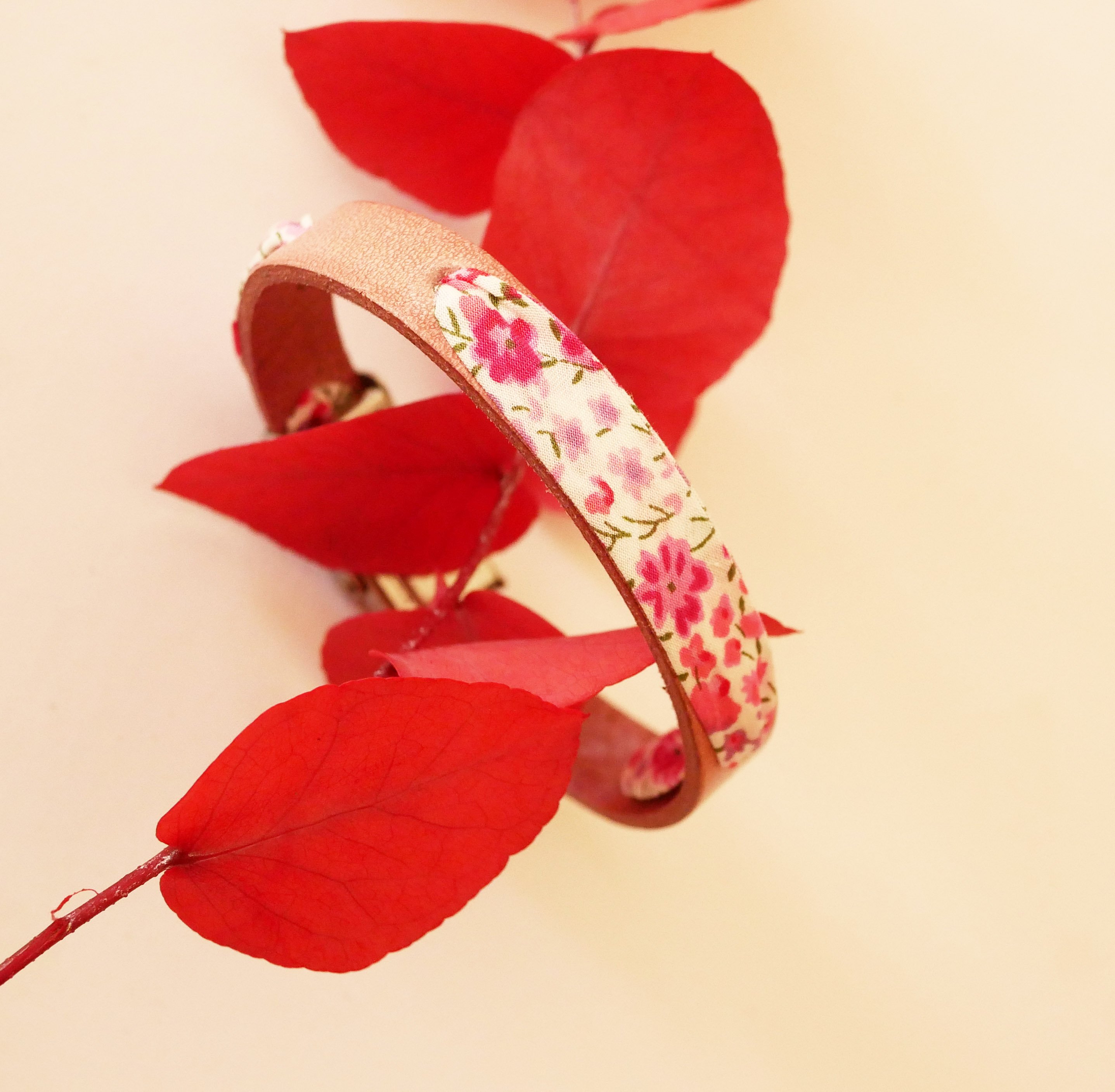 Pulseira Florâme com flores de fita liberty cor-de-rosa em pele cor-de-rosa envelhecida
