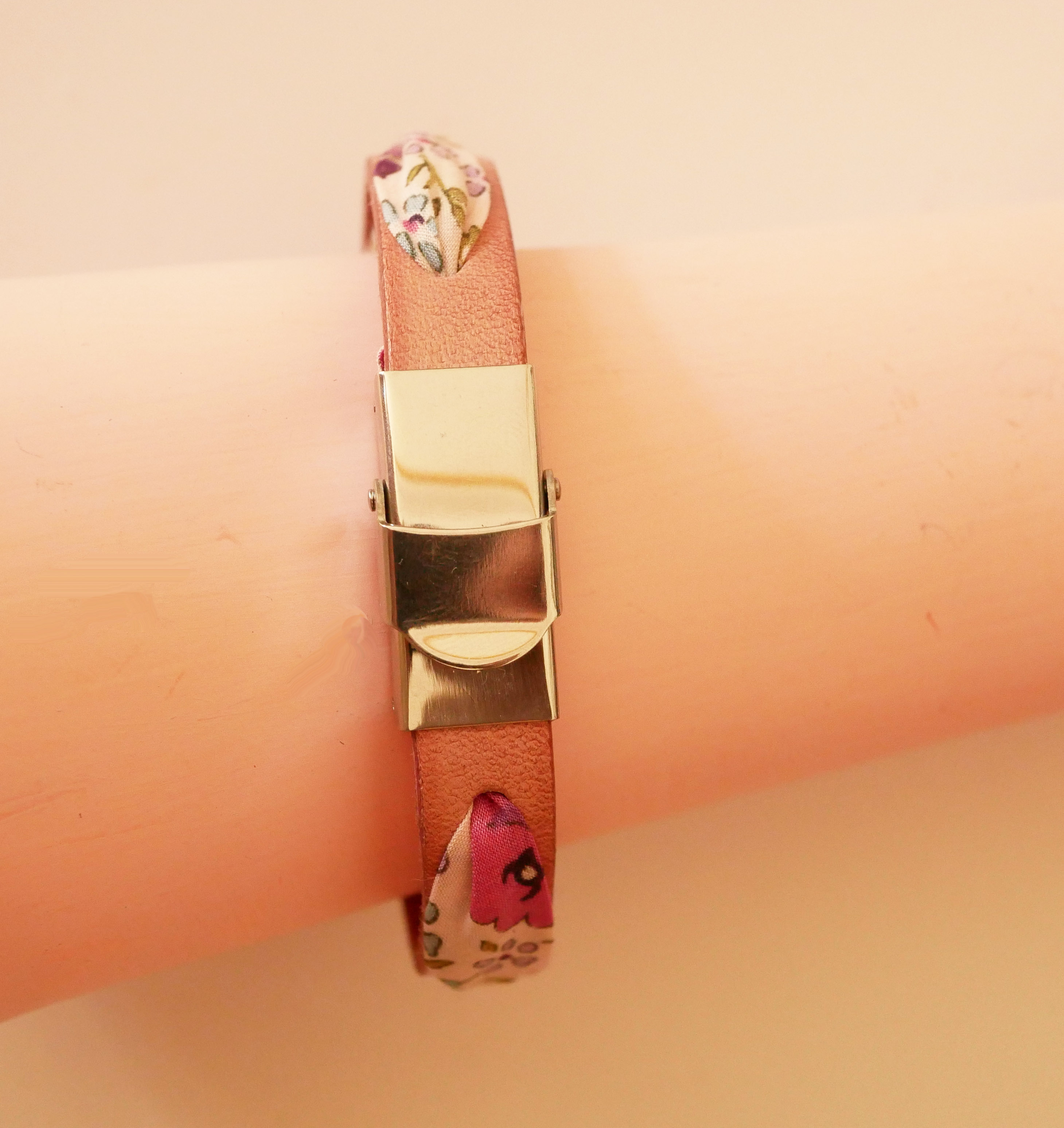 Pulseira Florâme com fita liberty e flores roxas em pele rosa envelhecida