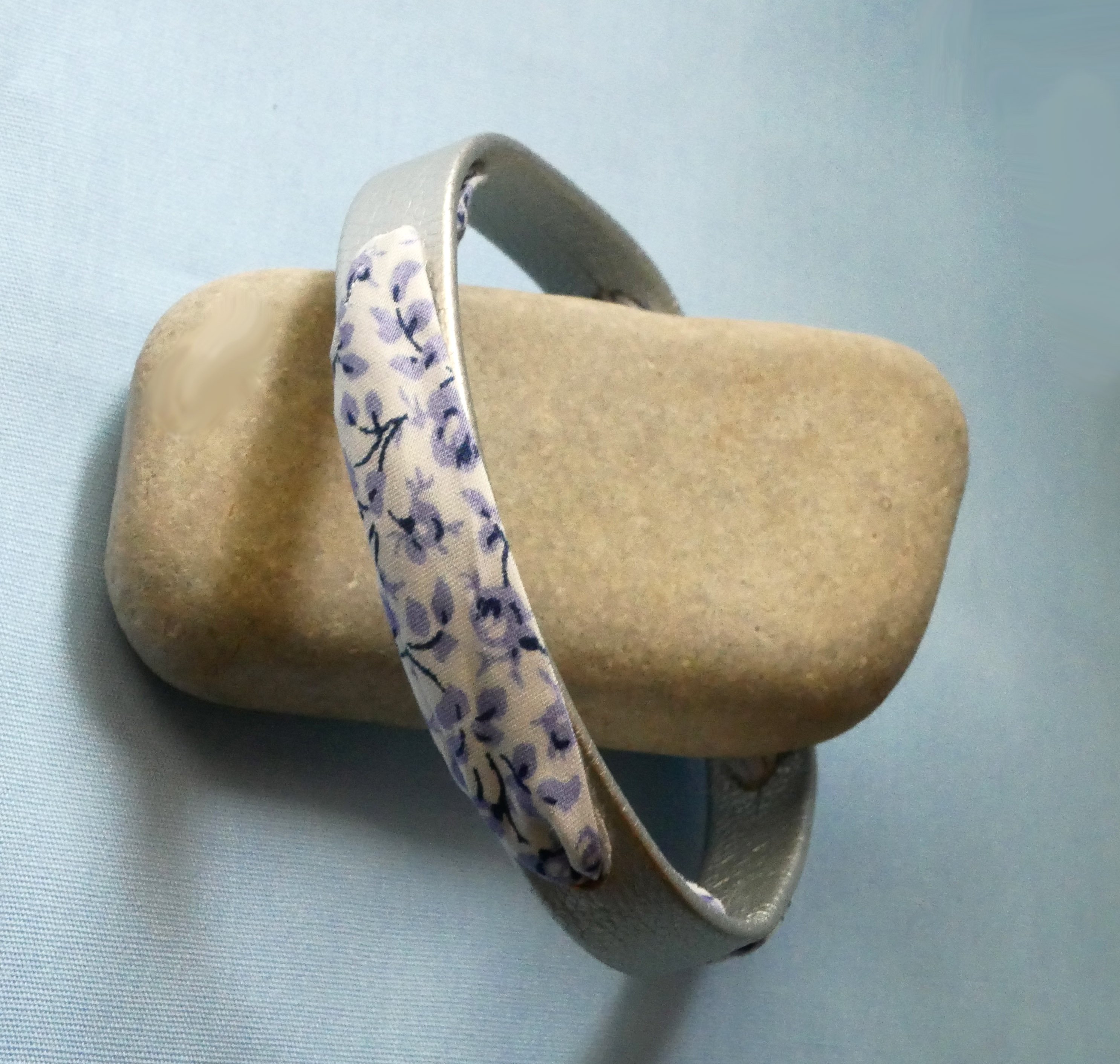 Pulseira Florâme com fita liberty e flores azuis em pele prateada
