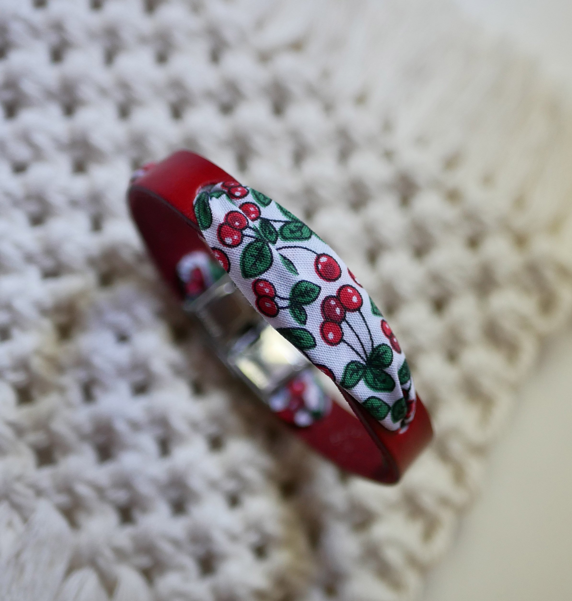 Pulseira Florâme com fita de frutos de cerejeira em pele vermelha