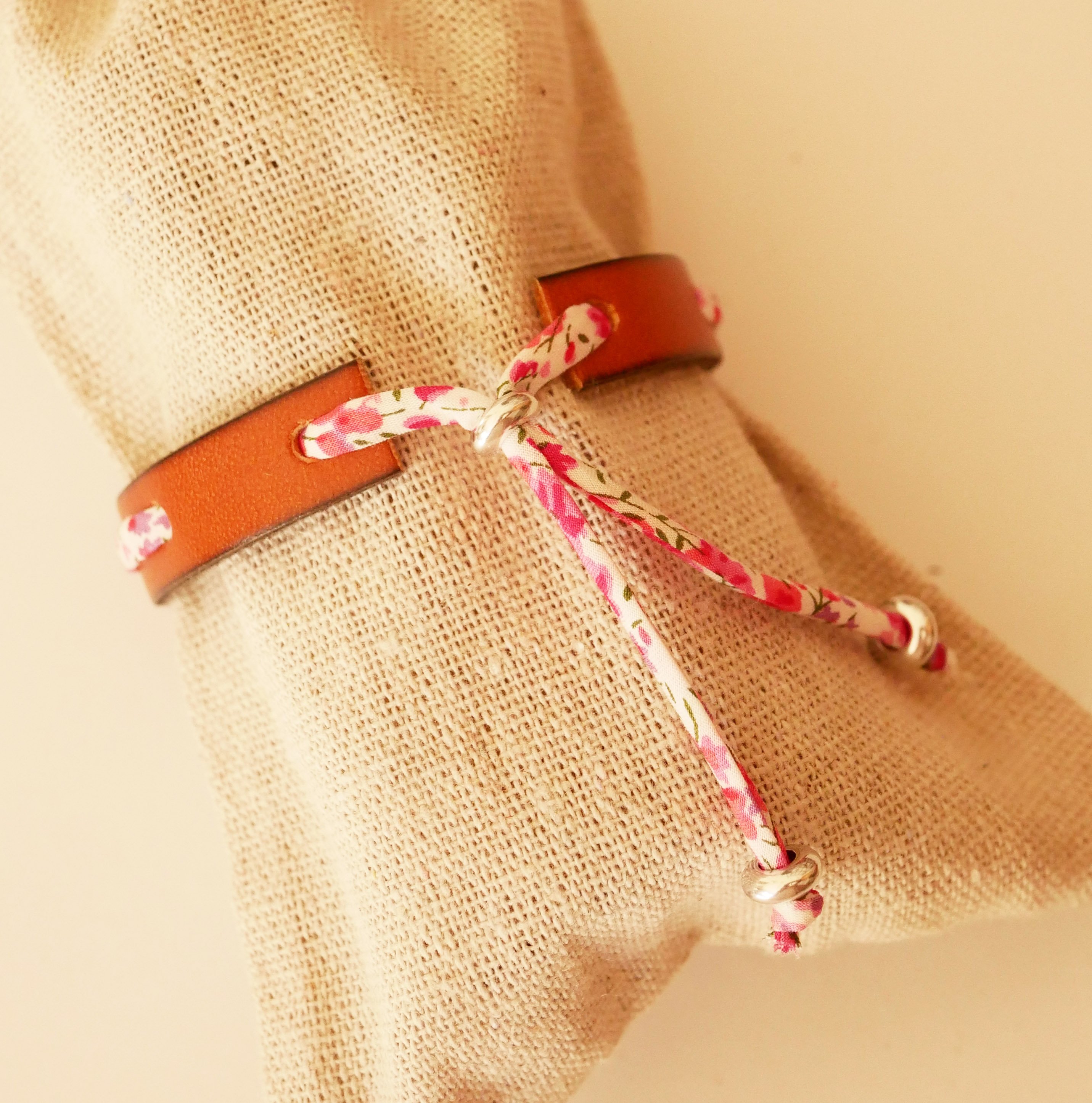 Pulseira Florâme com fita liberty Phoebe Rose em pele castanha