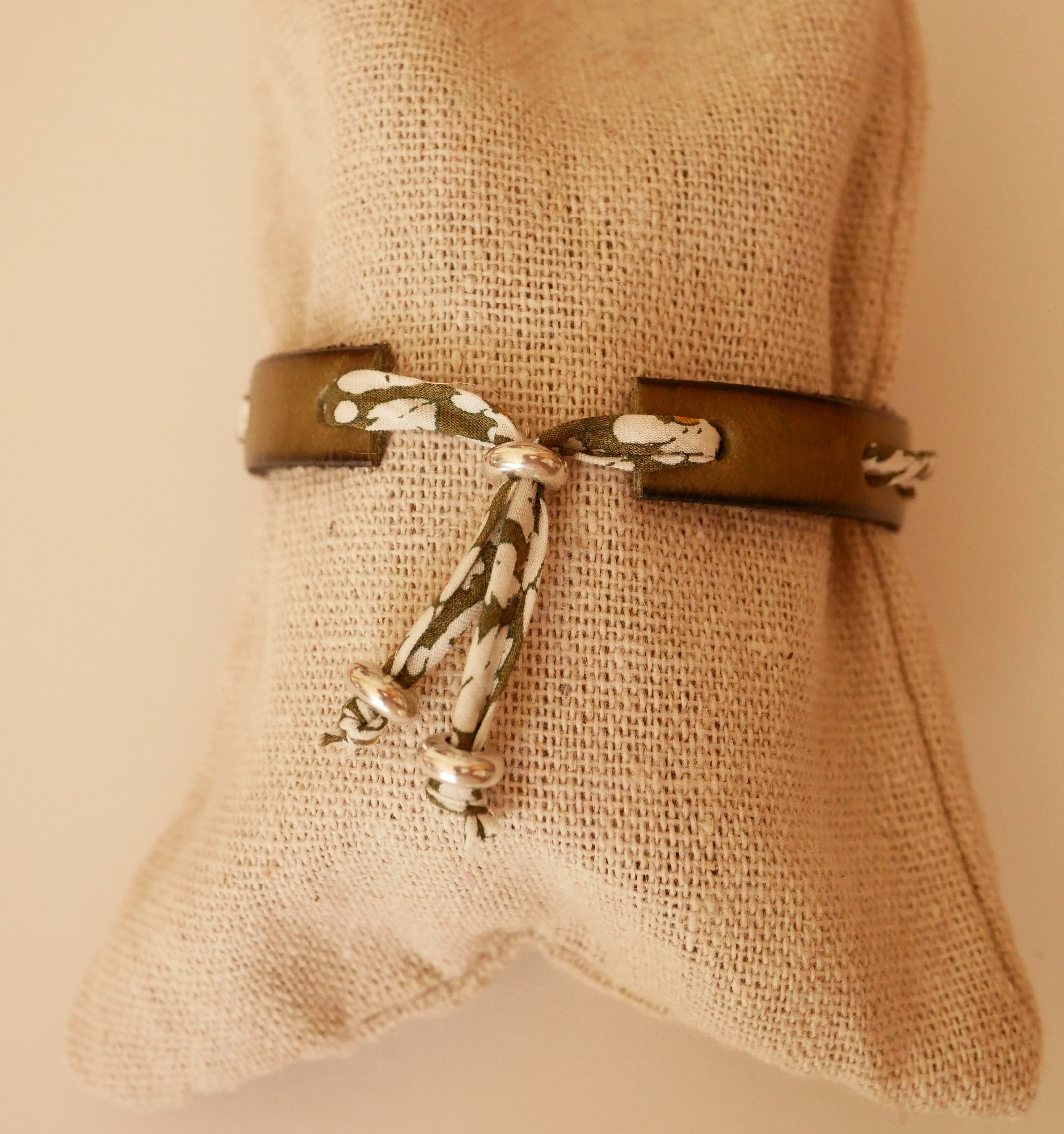 Pulseira Flor&acirc;me com fita verde liberty em pele verde lima