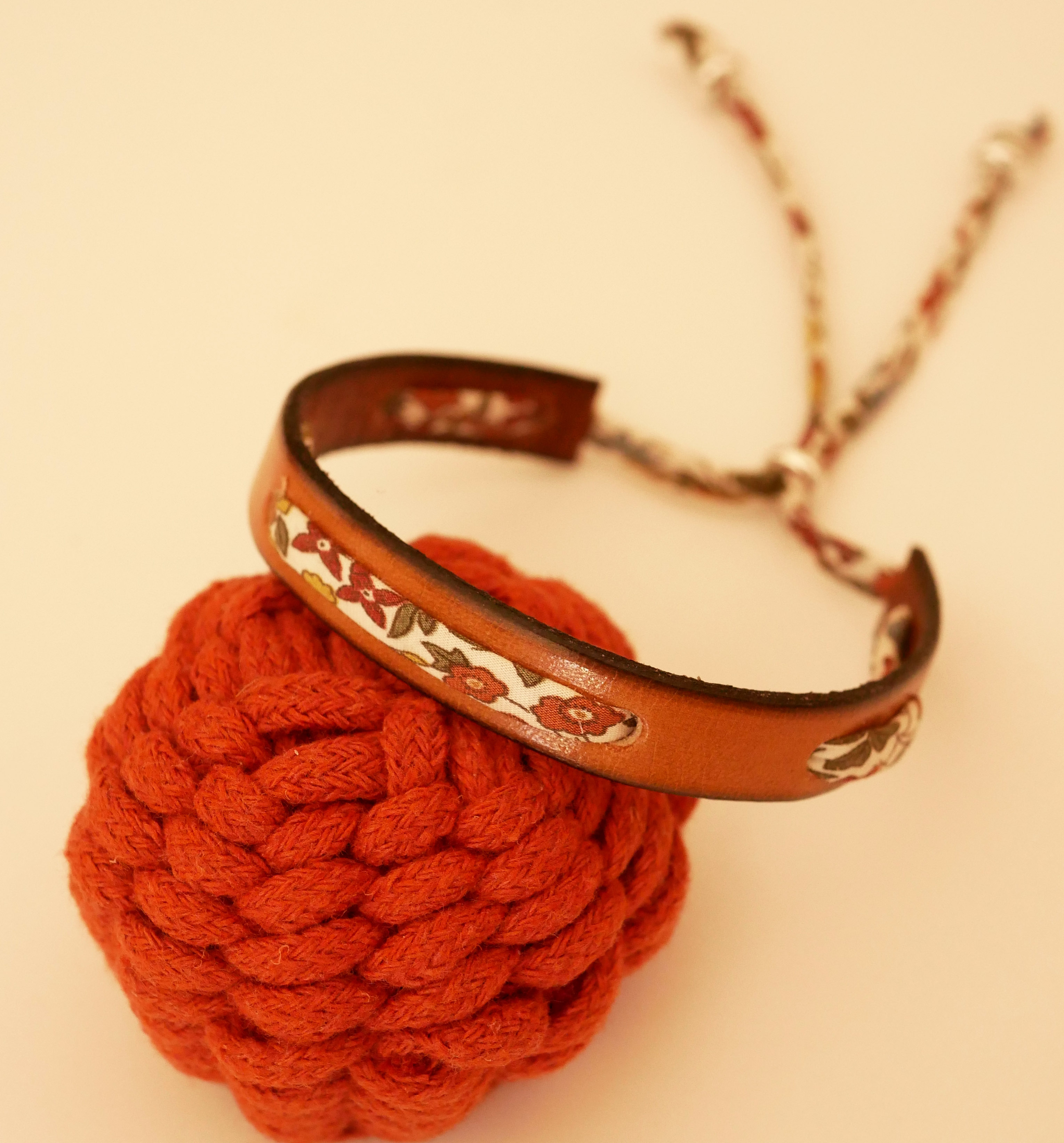Pulseira Florâme com fita liberty Ava outono em pele de camelo