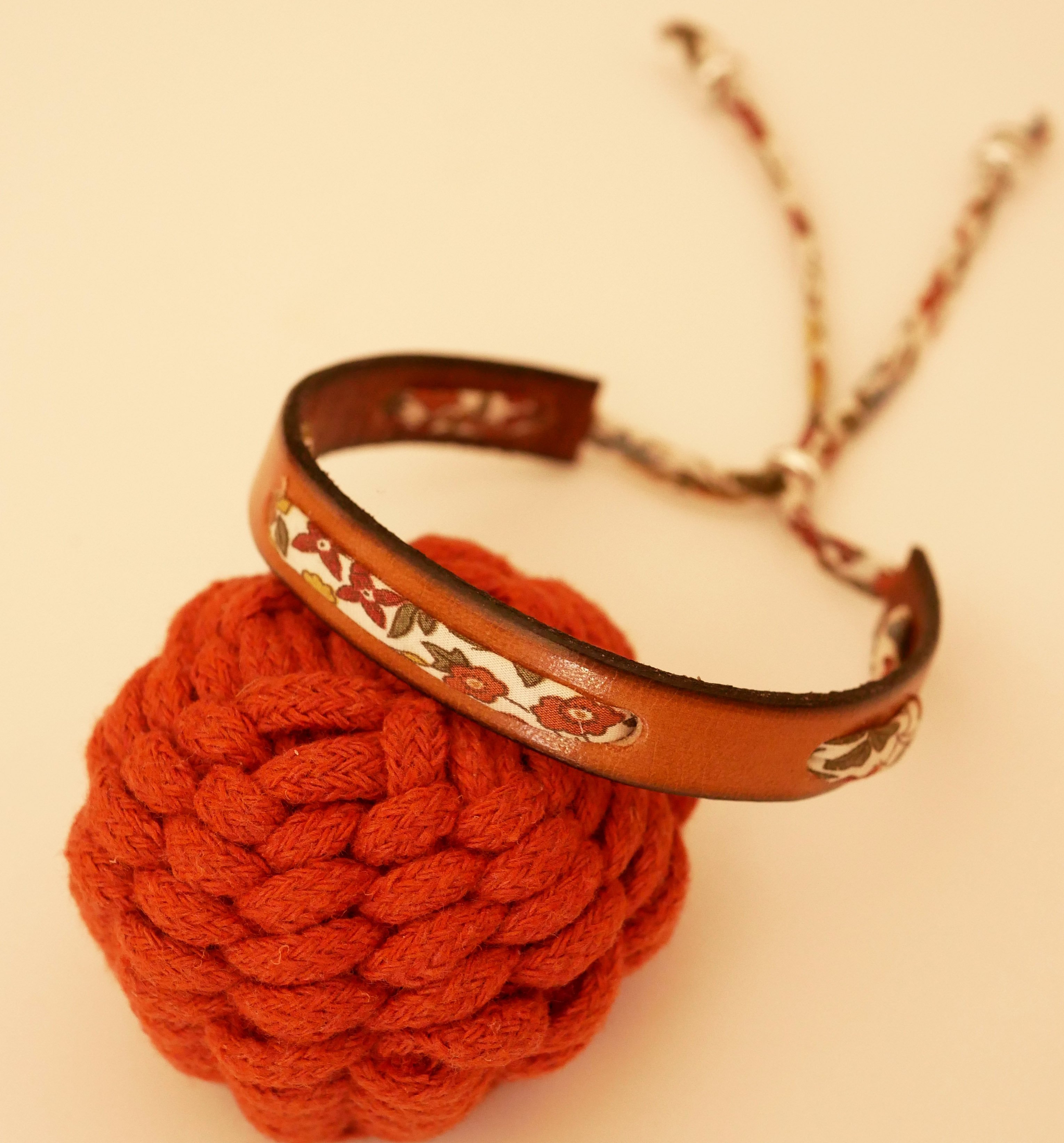 Pulseira Florâme com fita liberty Ava outono em pele de camelo