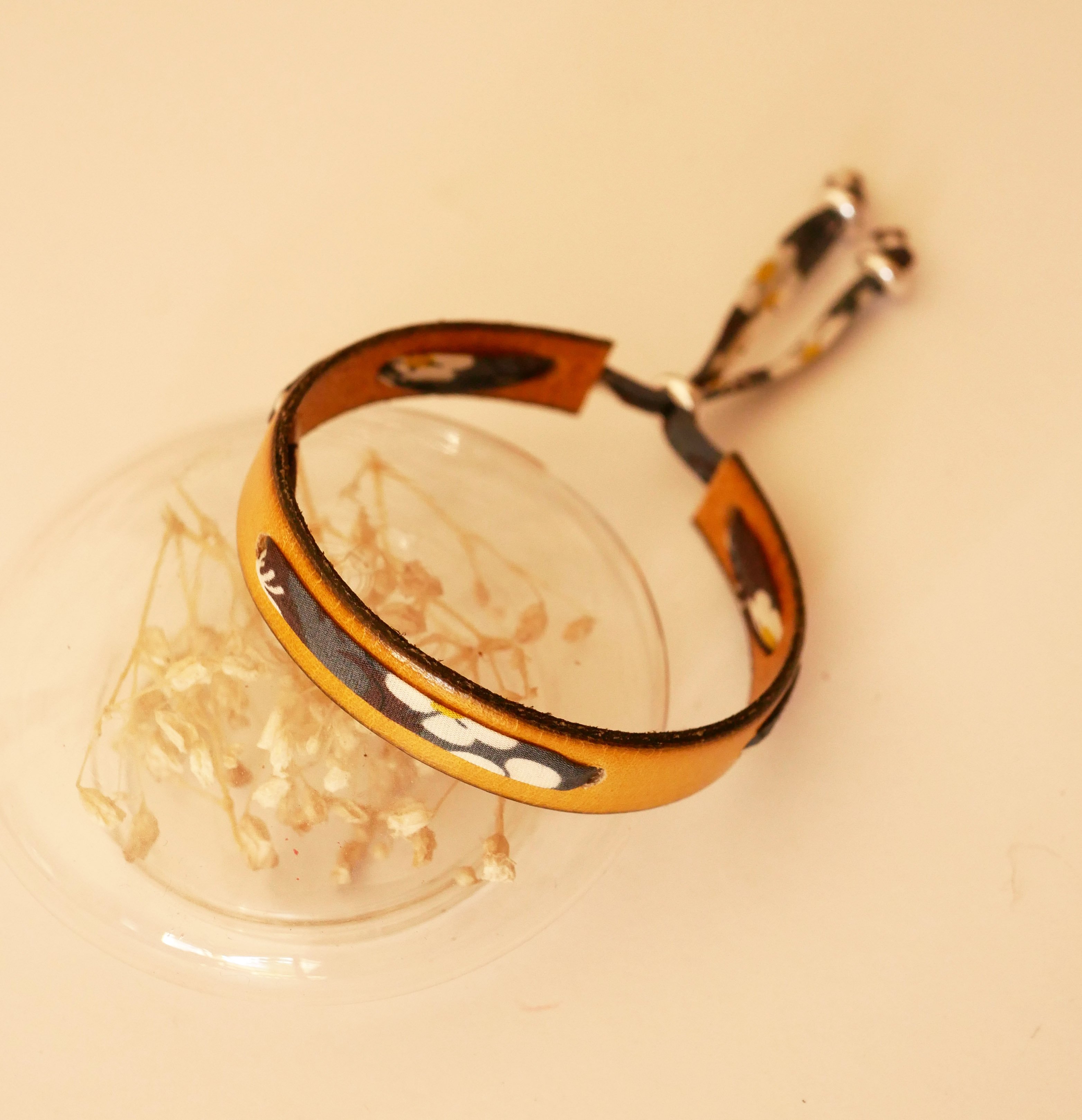 Pulseira Flor&acirc;me com fita Misti liberty cinzenta em pele mostarda