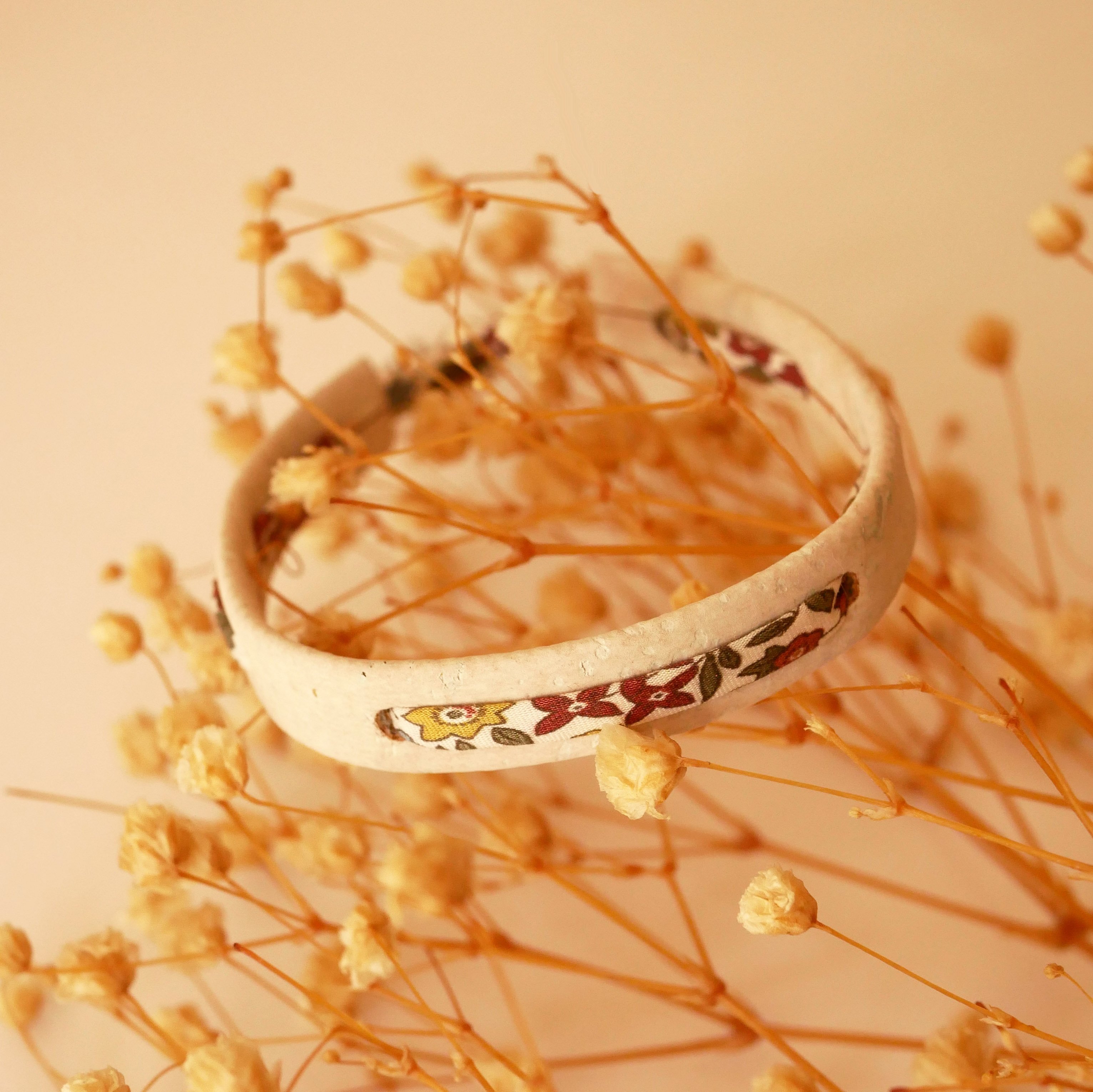 Pulseira de plantas Florâme com fita Ava liberty em cortiça branca