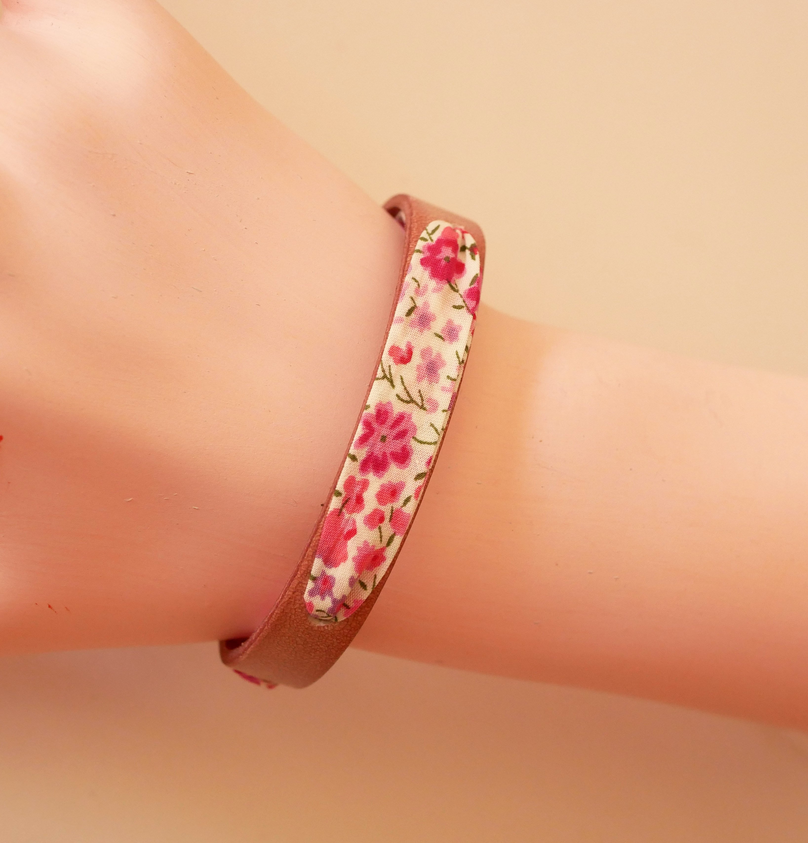 Pulseira Florâme com flores de fita liberty cor-de-rosa em pele cor-de-rosa envelhecida