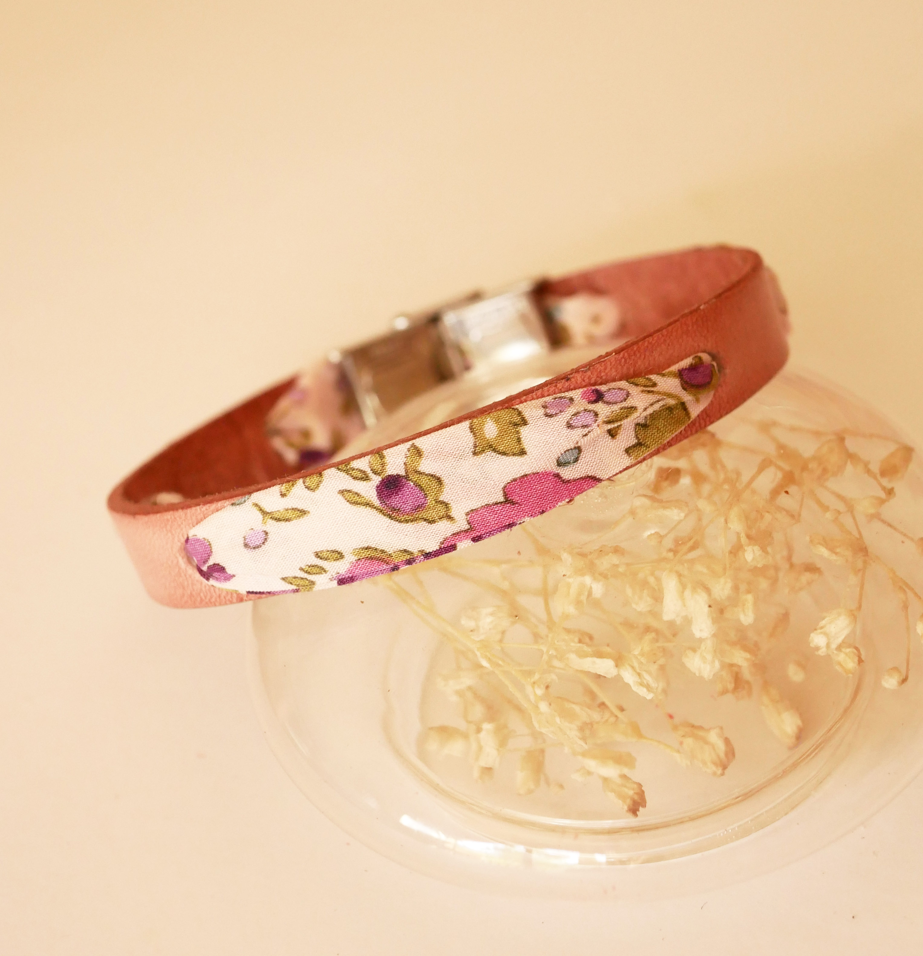 Pulseira Florâme com fita liberty e flores roxas em pele rosa envelhecida