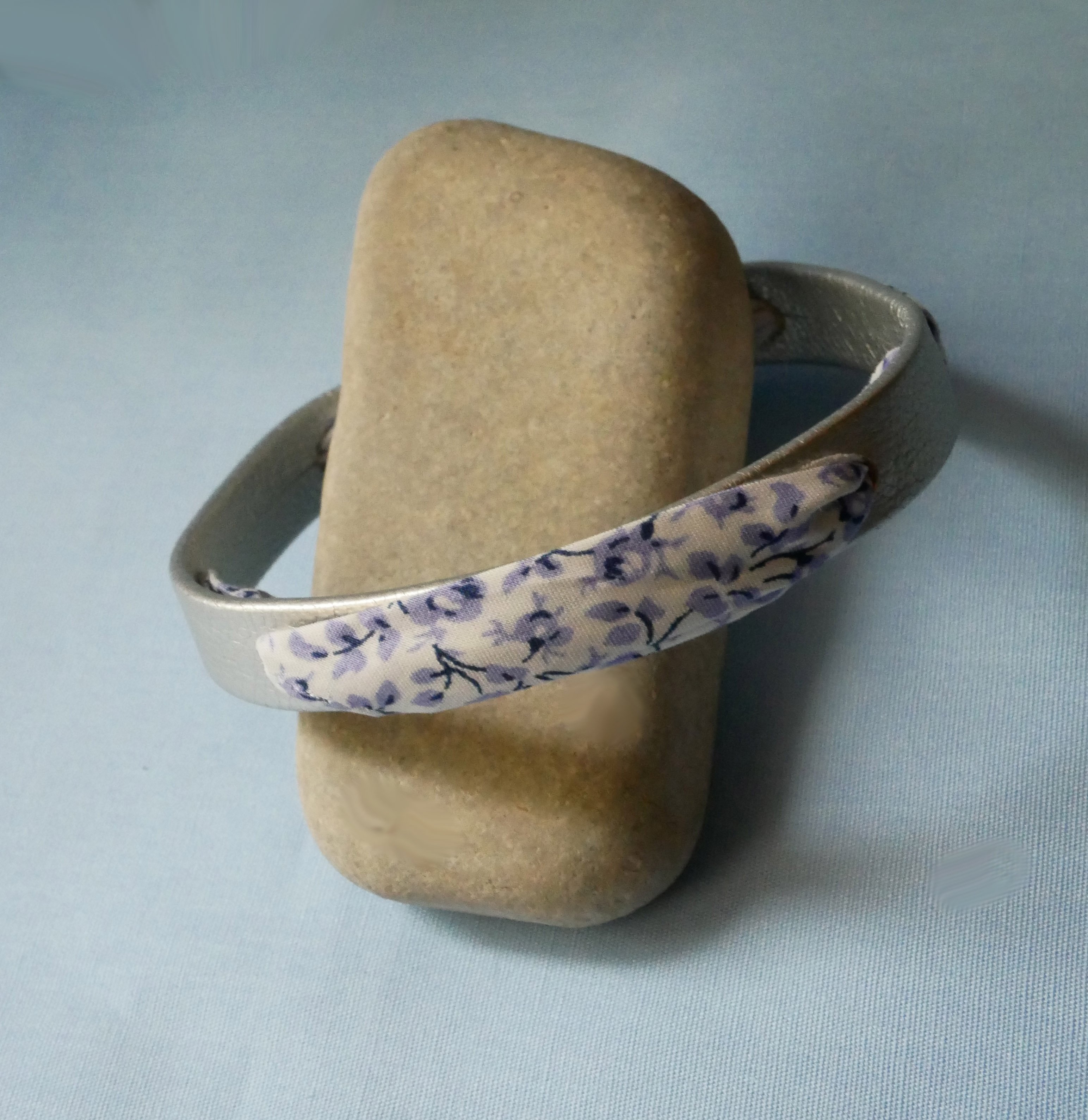 Pulseira Flor&acirc;me com fita liberty e flores azuis em pele prateada