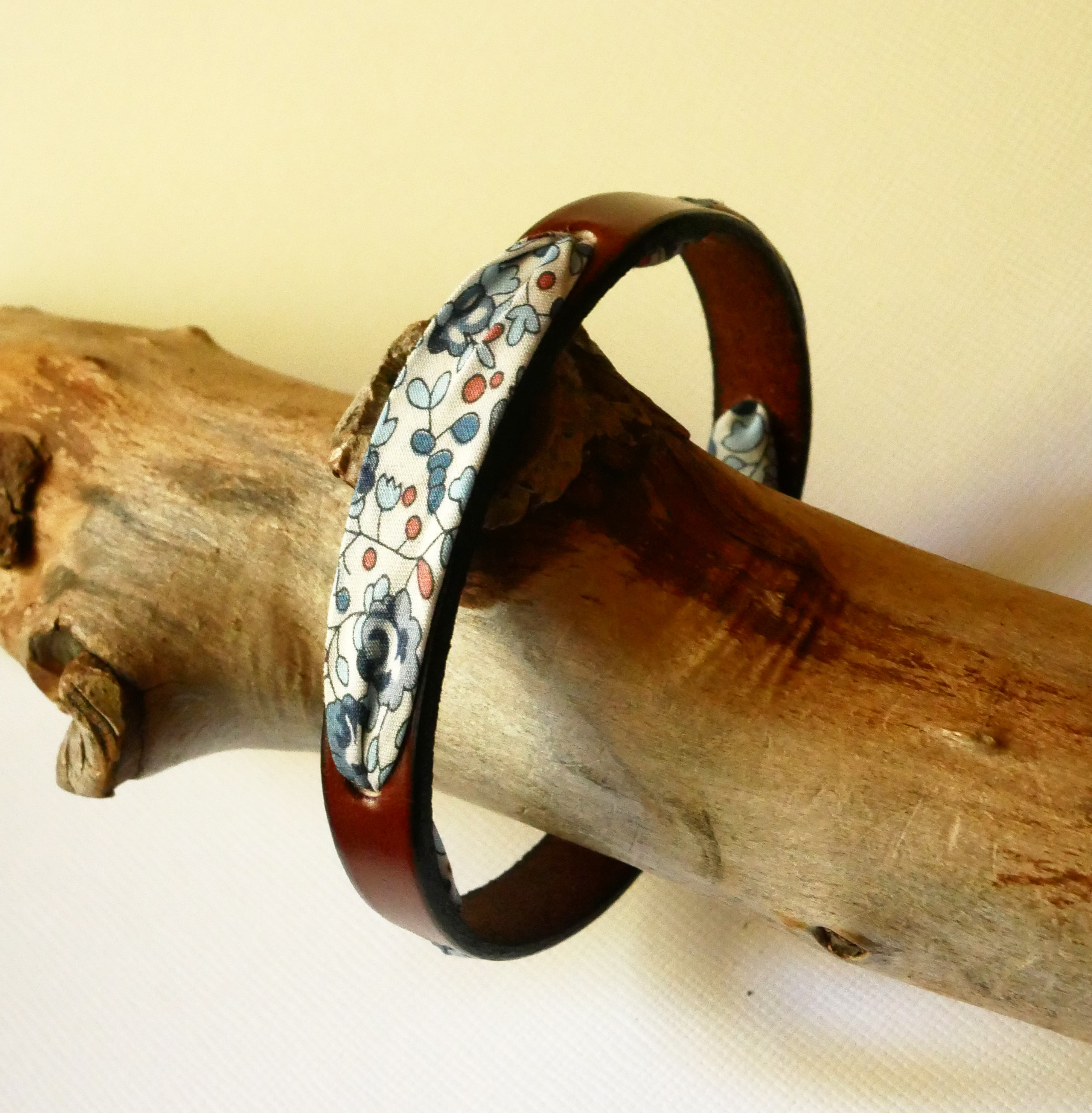 Pulseira Florâme com fita liberty Eloïse flores azuis em pele castanha