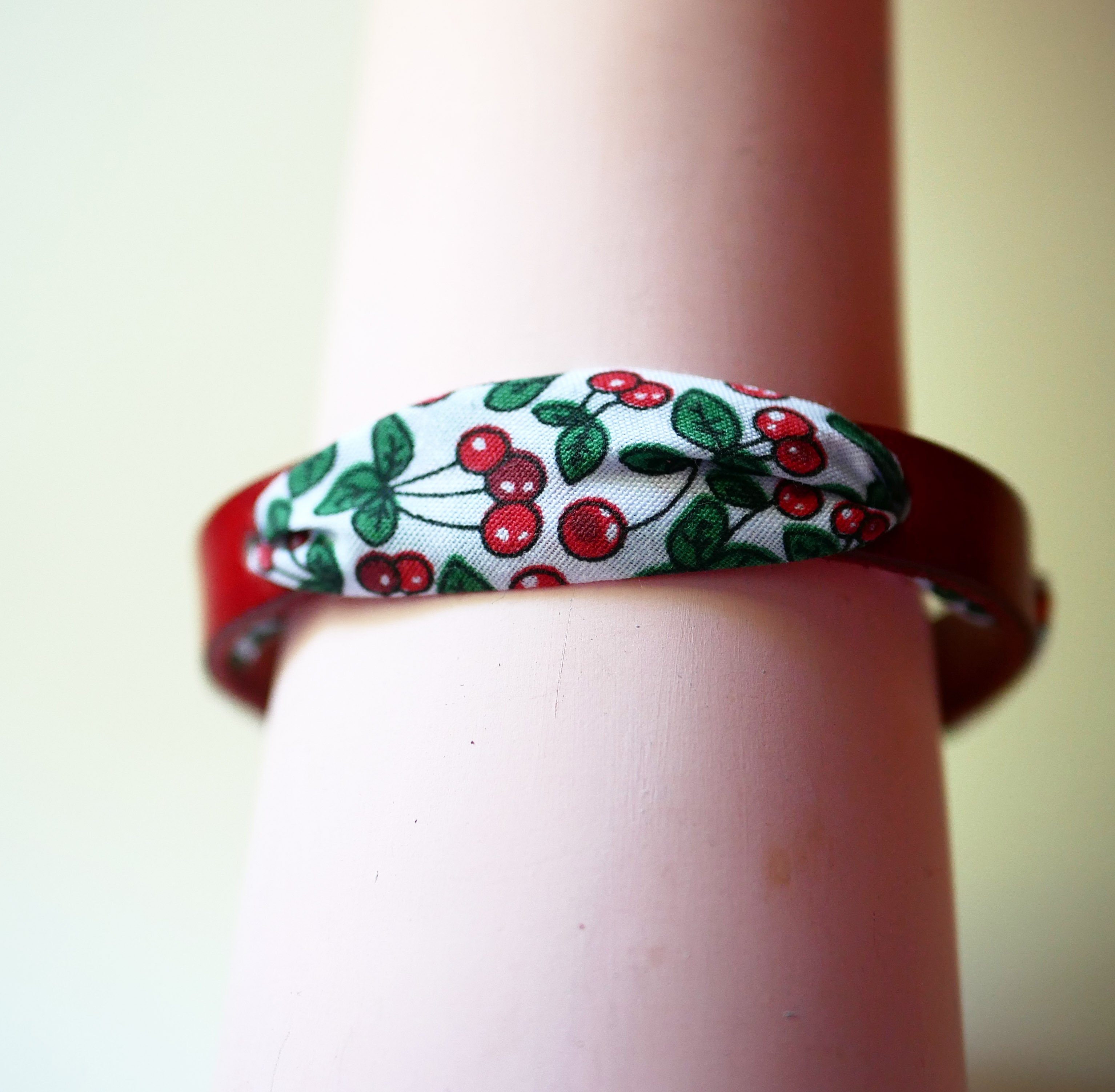 Pulseira Florâme com fita de frutos de cerejeira em pele vermelha