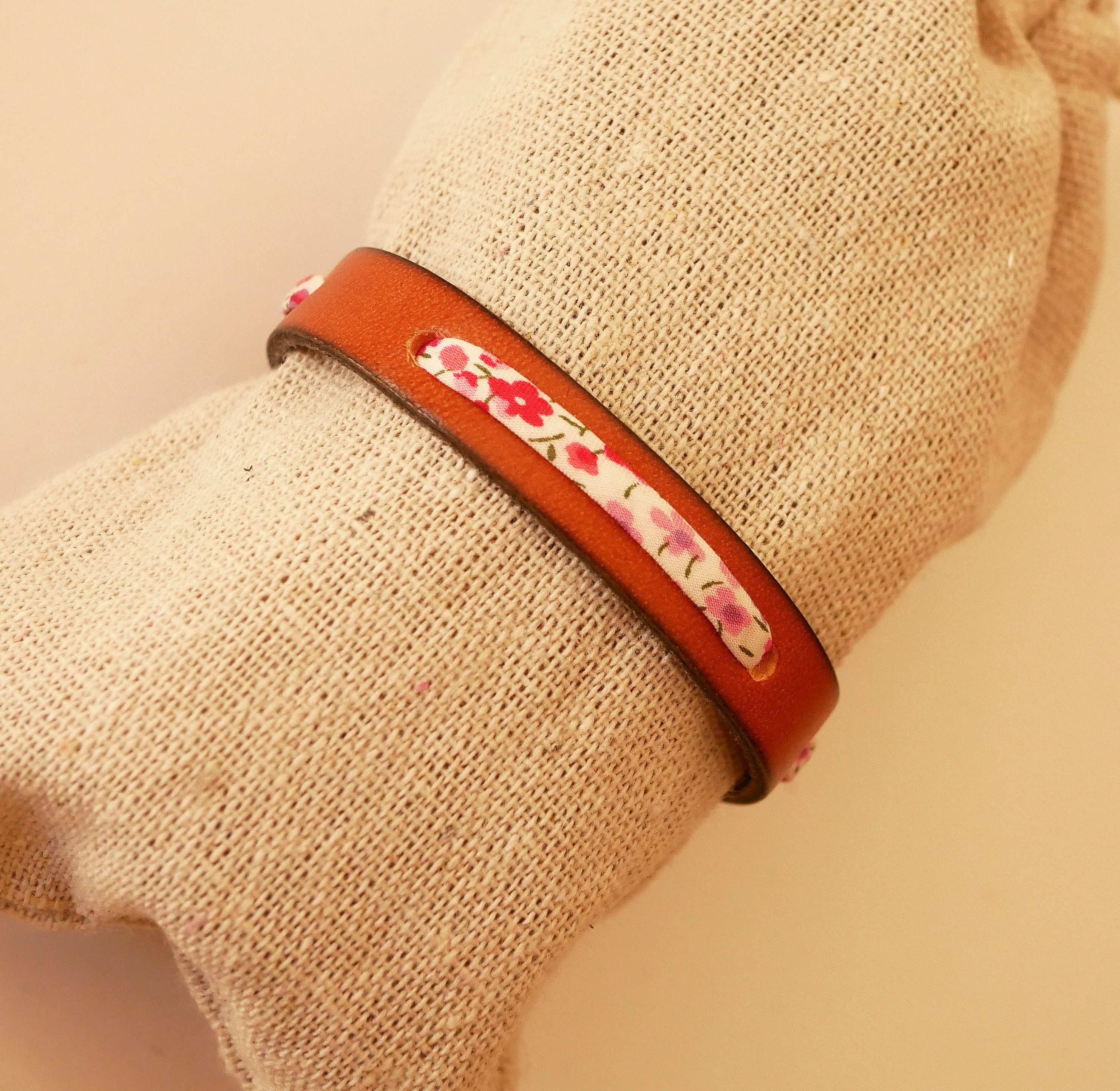 Pulseira Flor&acirc;me com fita liberty Phoebe Rose em pele castanha