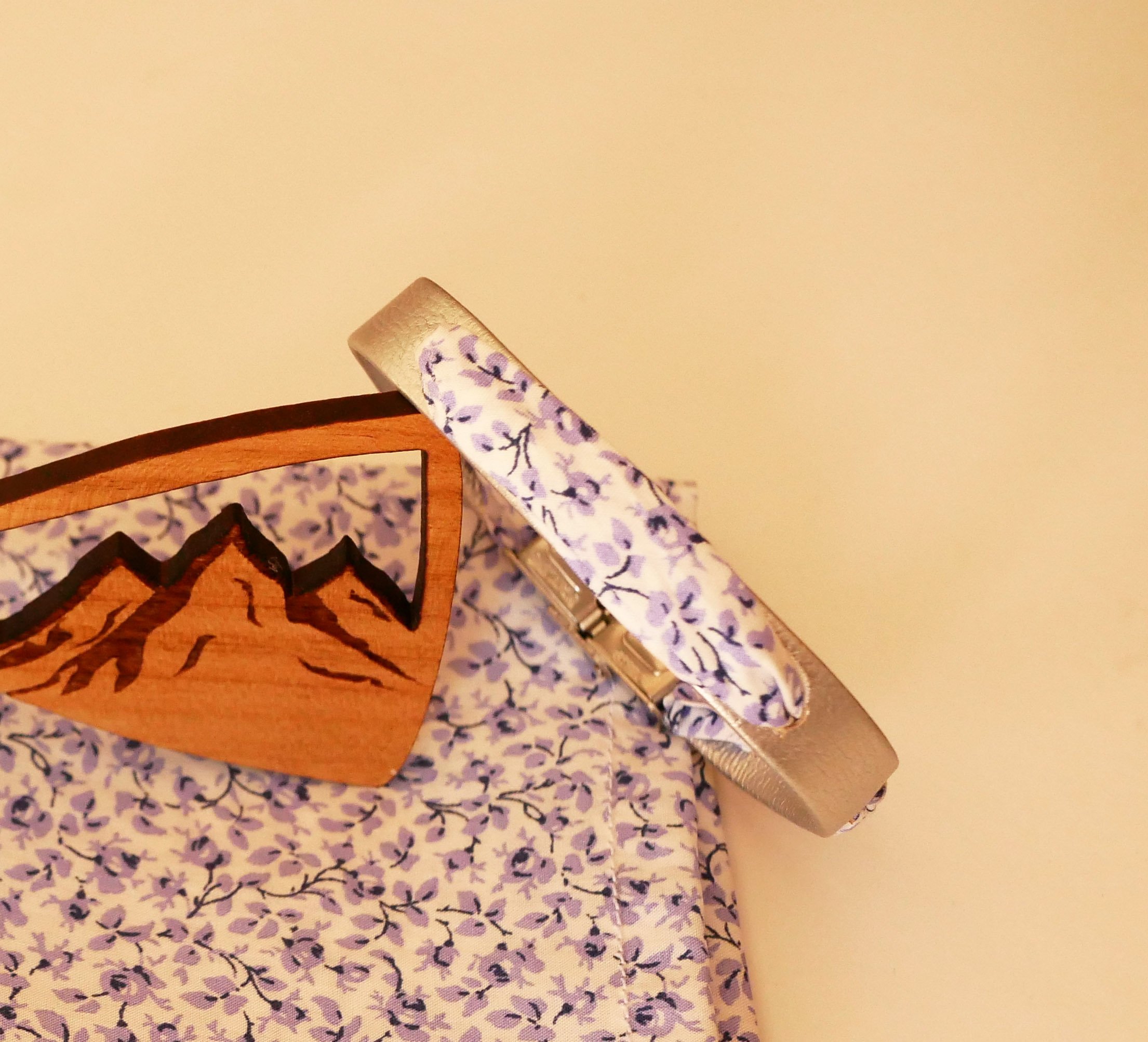 Pulseira Flor&acirc;me com fita liberty e flores azuis em pele prateada