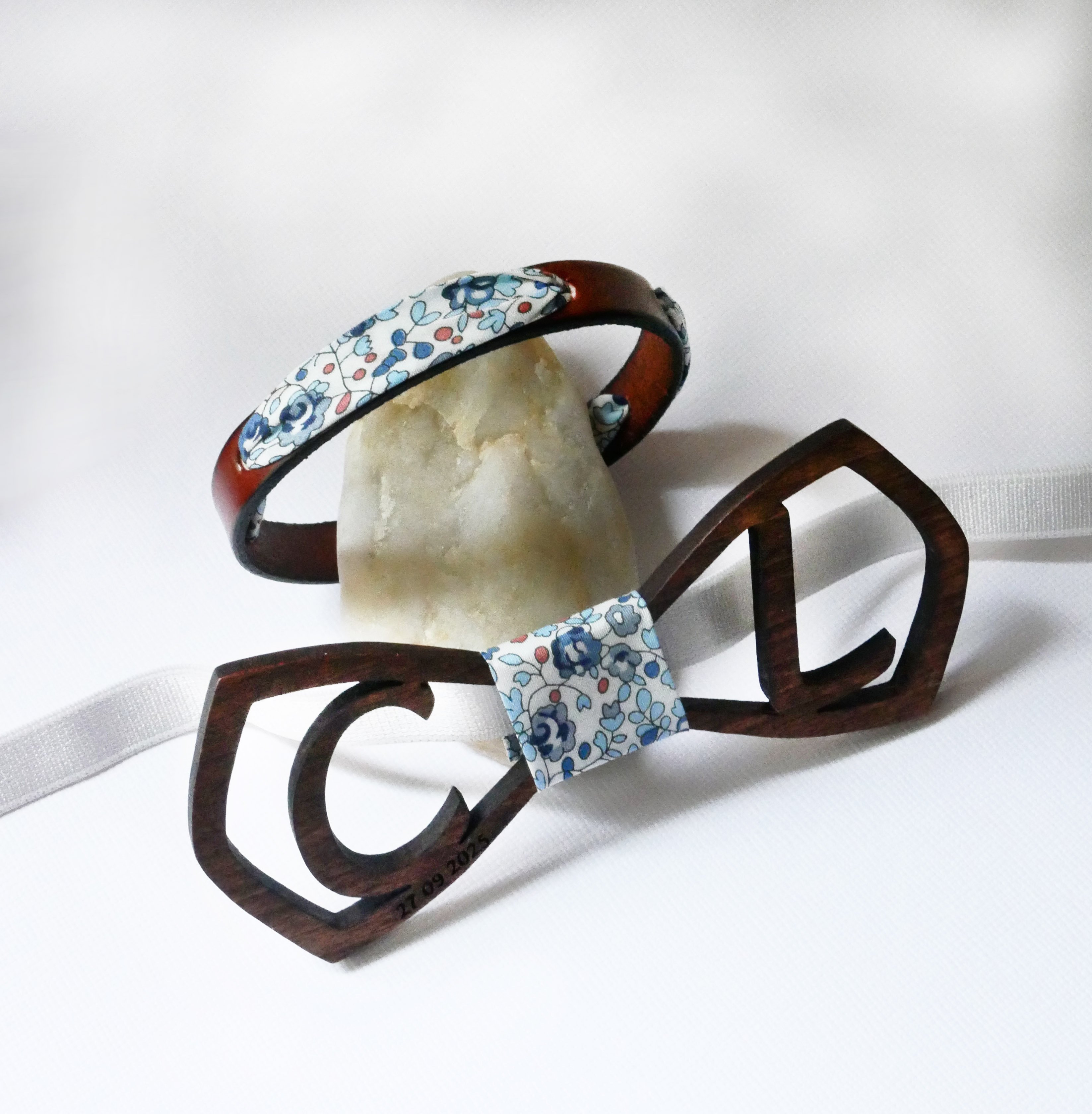 Pulseira Florâme com fita liberty Eloïse flores azuis em pele castanha