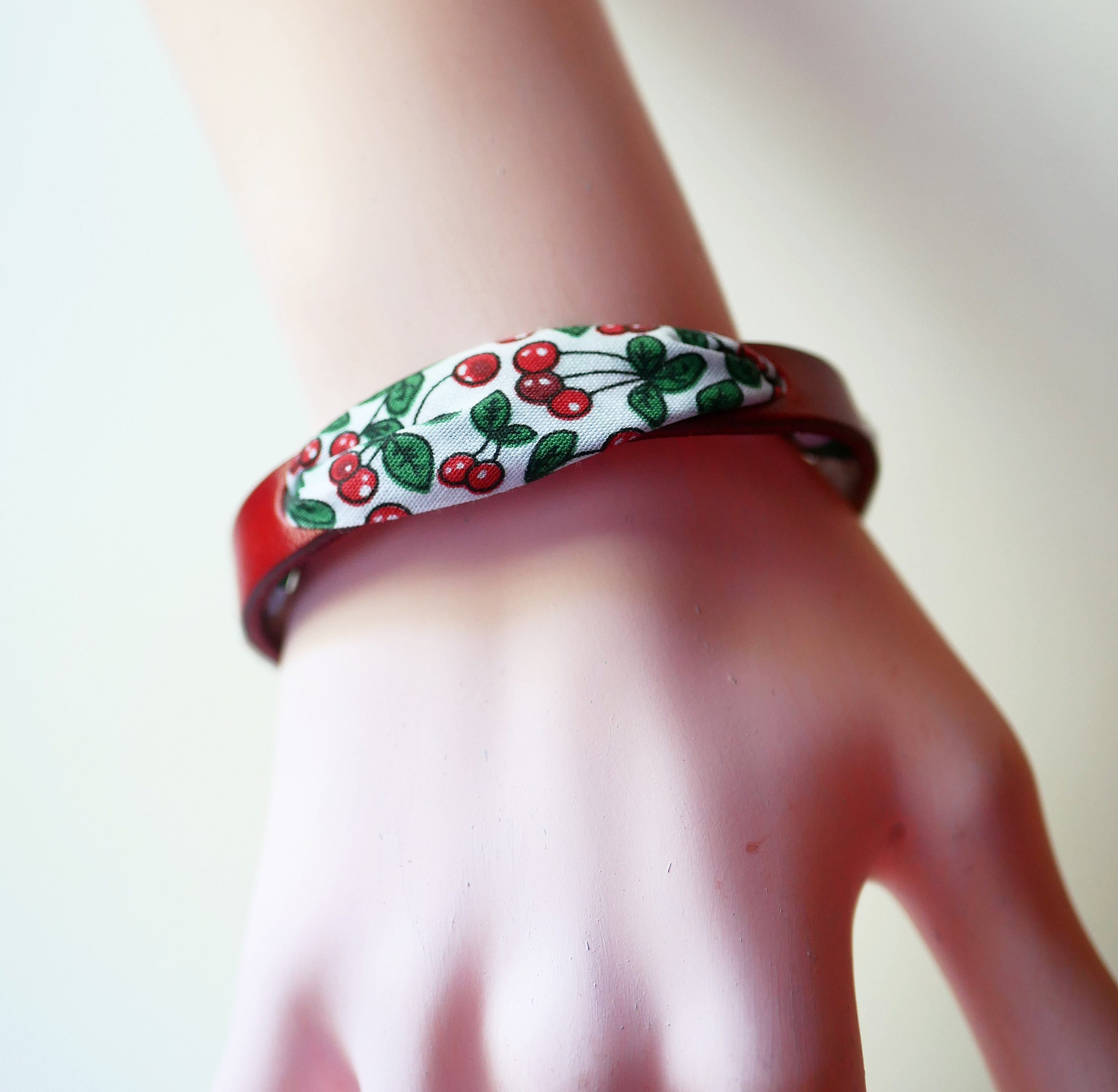Pulseira Florâme com fita de frutos de cerejeira em pele vermelha