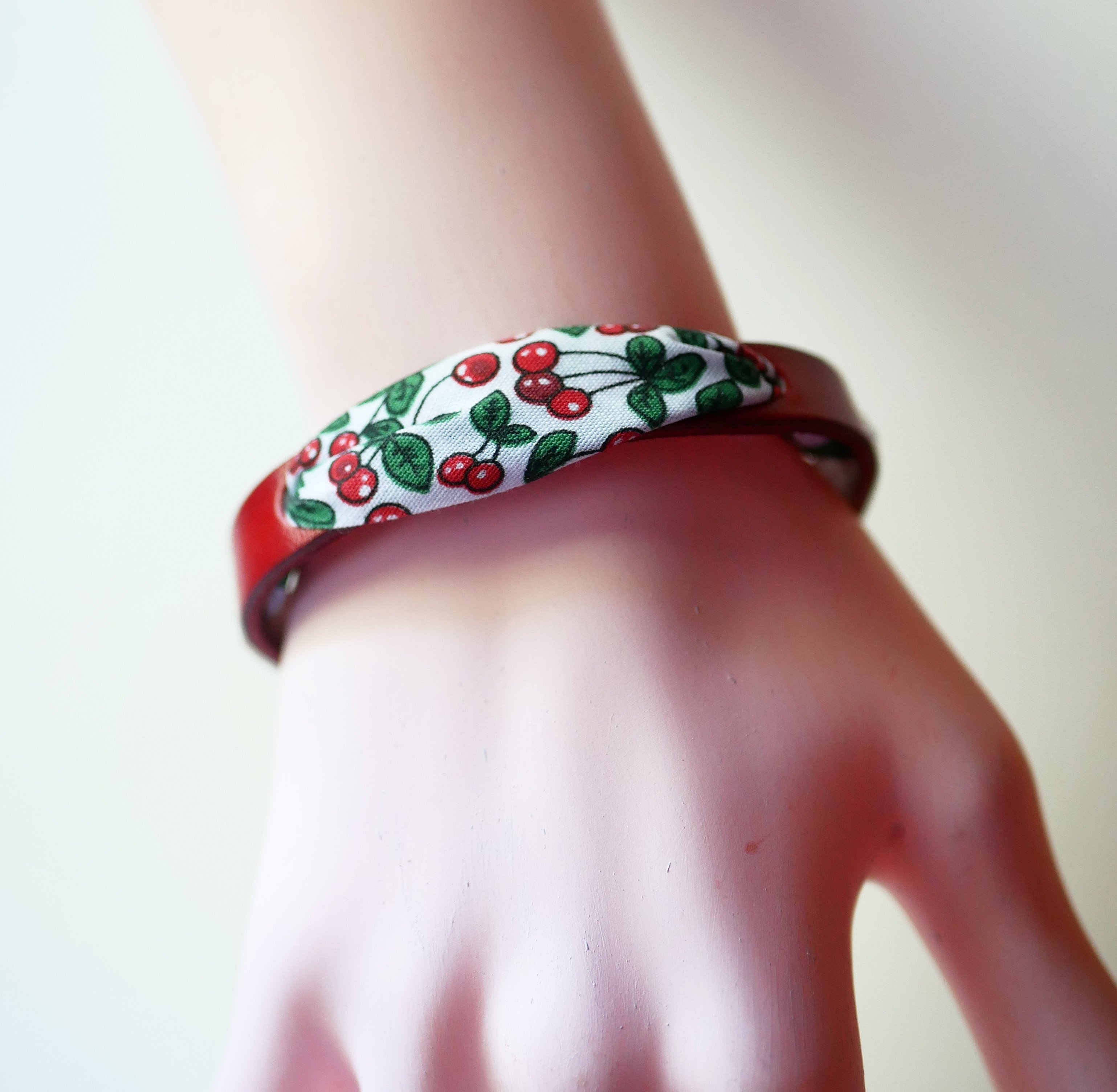 Pulseira Florâme com fita de frutos de cerejeira em pele vermelha