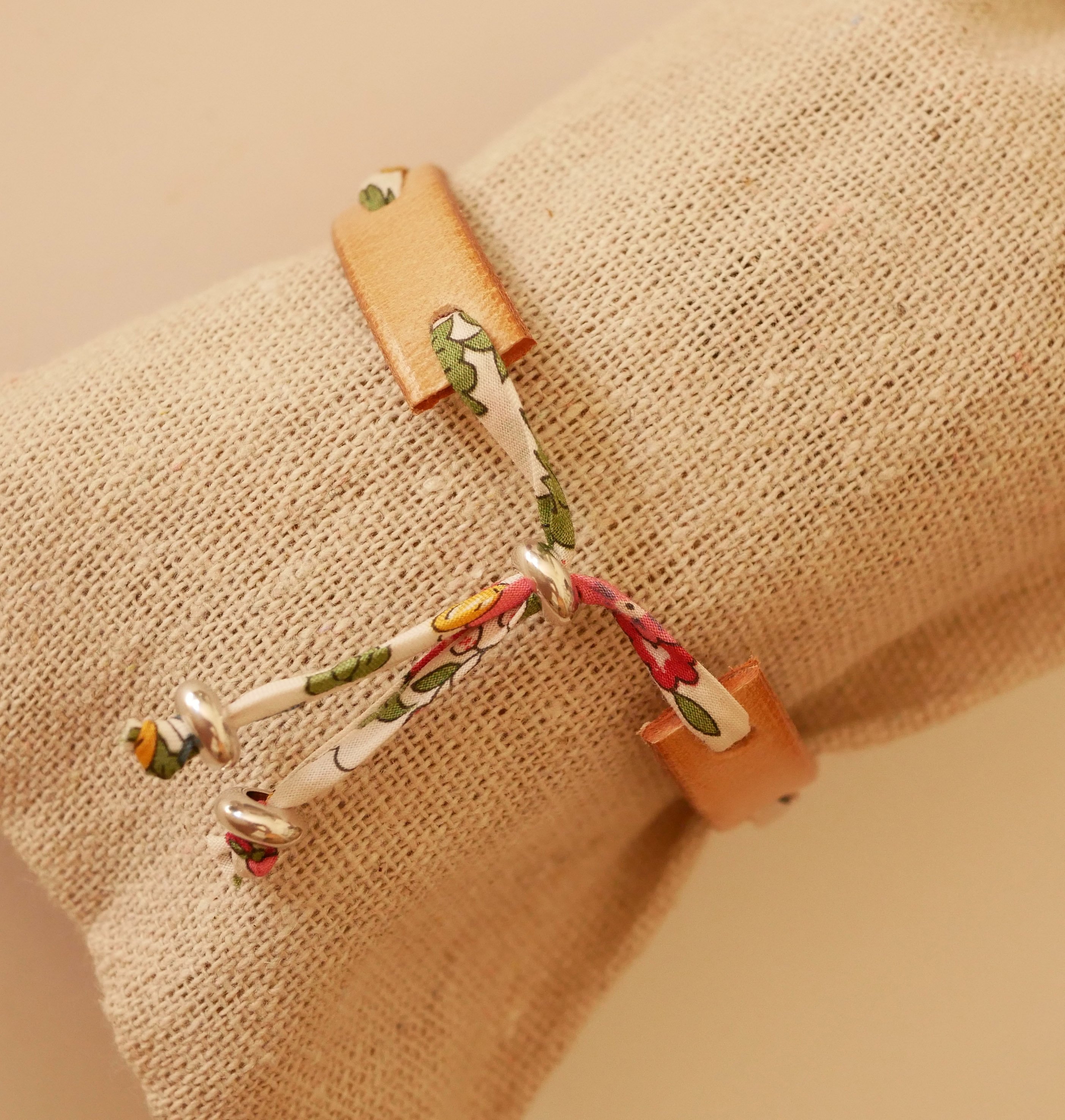 Pulseira Florâme strawberry liberty com fita em pele natural