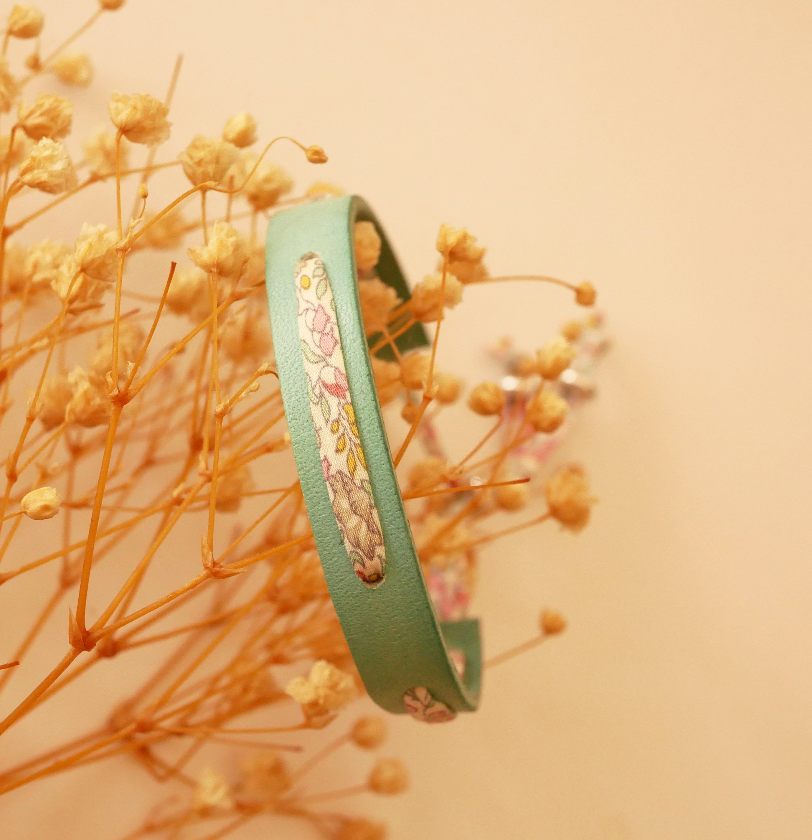 Pulseira Florâme com fita floral em tons pastel liberty em pele verde celadon