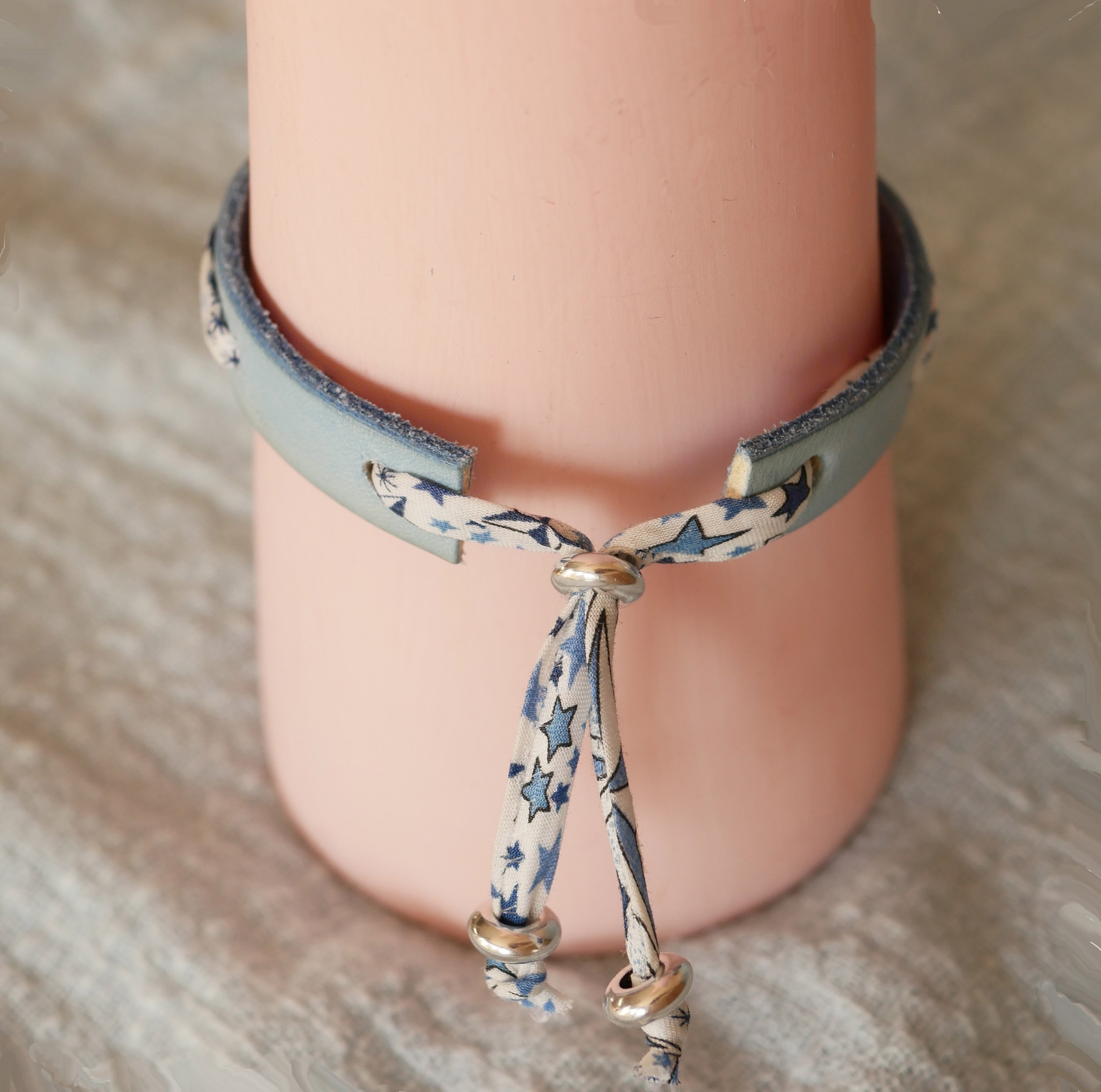 Pulseira Florâme com fita liberty e estrelas azuis em pele celeste