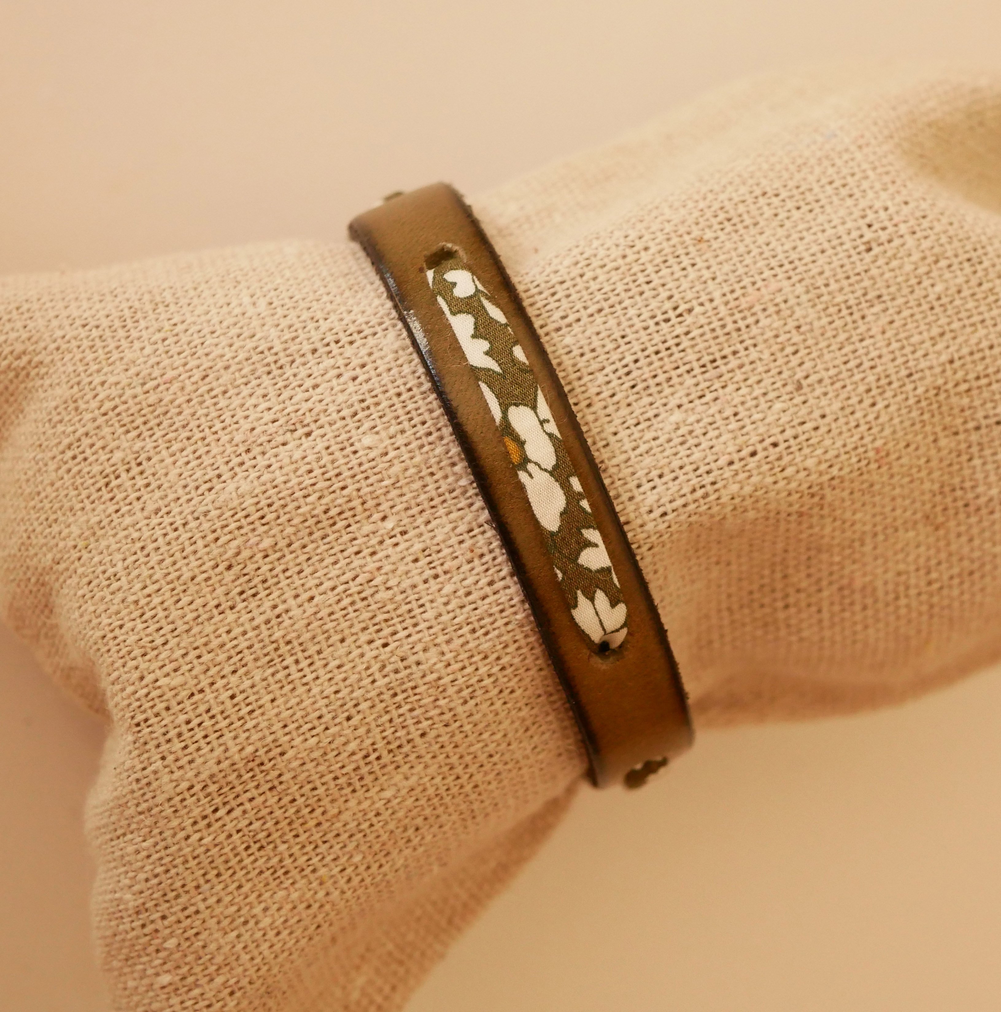 Pulseira Flor&acirc;me com fita verde liberty em pele verde lima